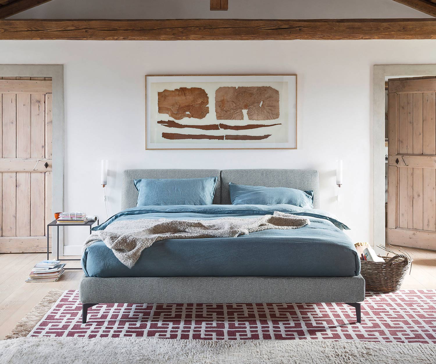 Margot Lit design de Novamobili dans la chambre à coucher ancienne housse en tissu gris