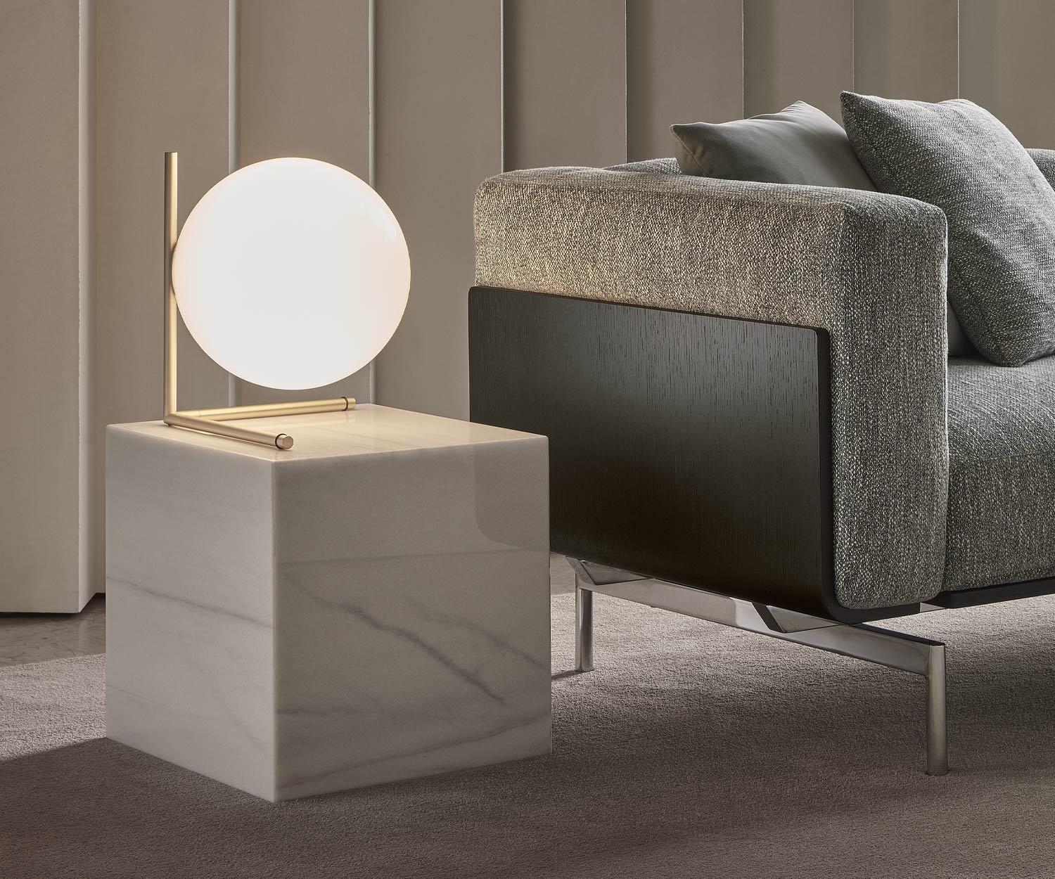 Exklusiver Marelli Beistelltisch Thor neben Sofa Carrara Marmor Weiß Exklusiver Marelli Beistelltisch Thor neben Sofa Carrara Marmor Weiß