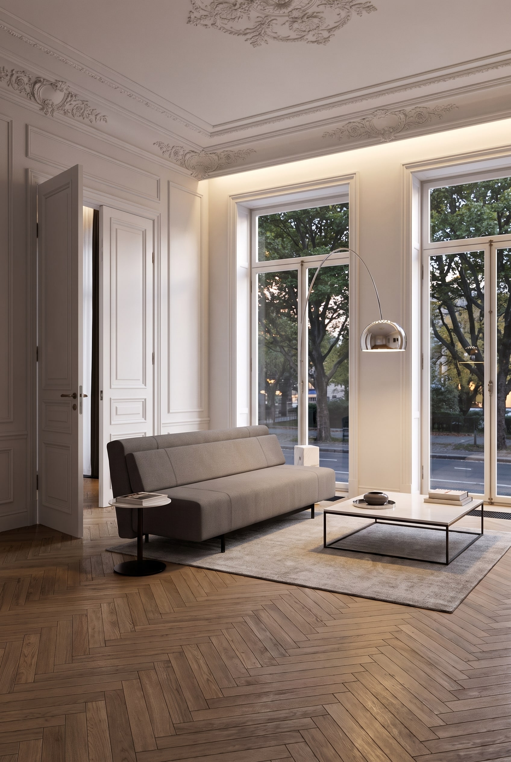 Un meuble d'appoint cubique, &agrave; la tapisserie ferme, en lin clair, se tient &agrave; c&ocirc;t&eacute; d'une porte &agrave; deux battants ouverte sur un parquet en chevrons.