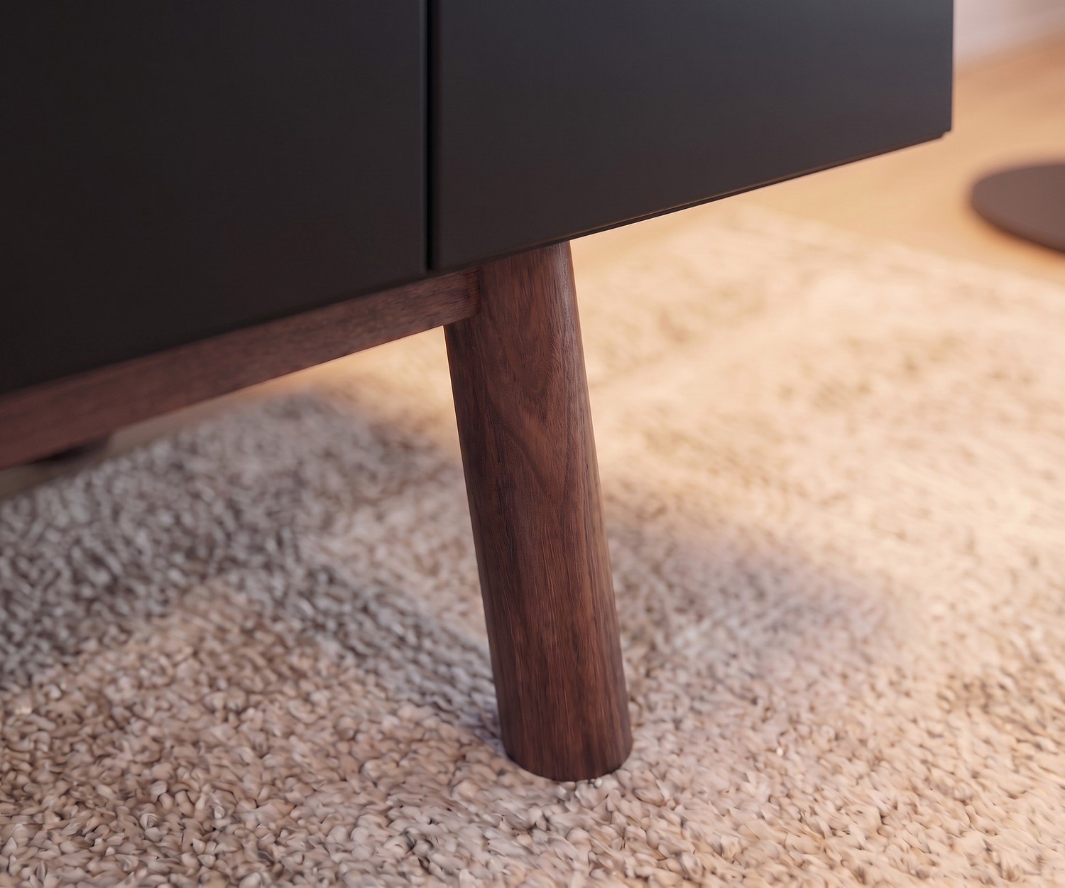 al2 Designer Sideboard MOS-I-KO 003 B mit Holzbeinen al2 Designer Sideboard MOS-I-KO 003 B für das Wohnzimmer, massives Holzbein im Detail vor dunklem Korpus und hellem Teppich.