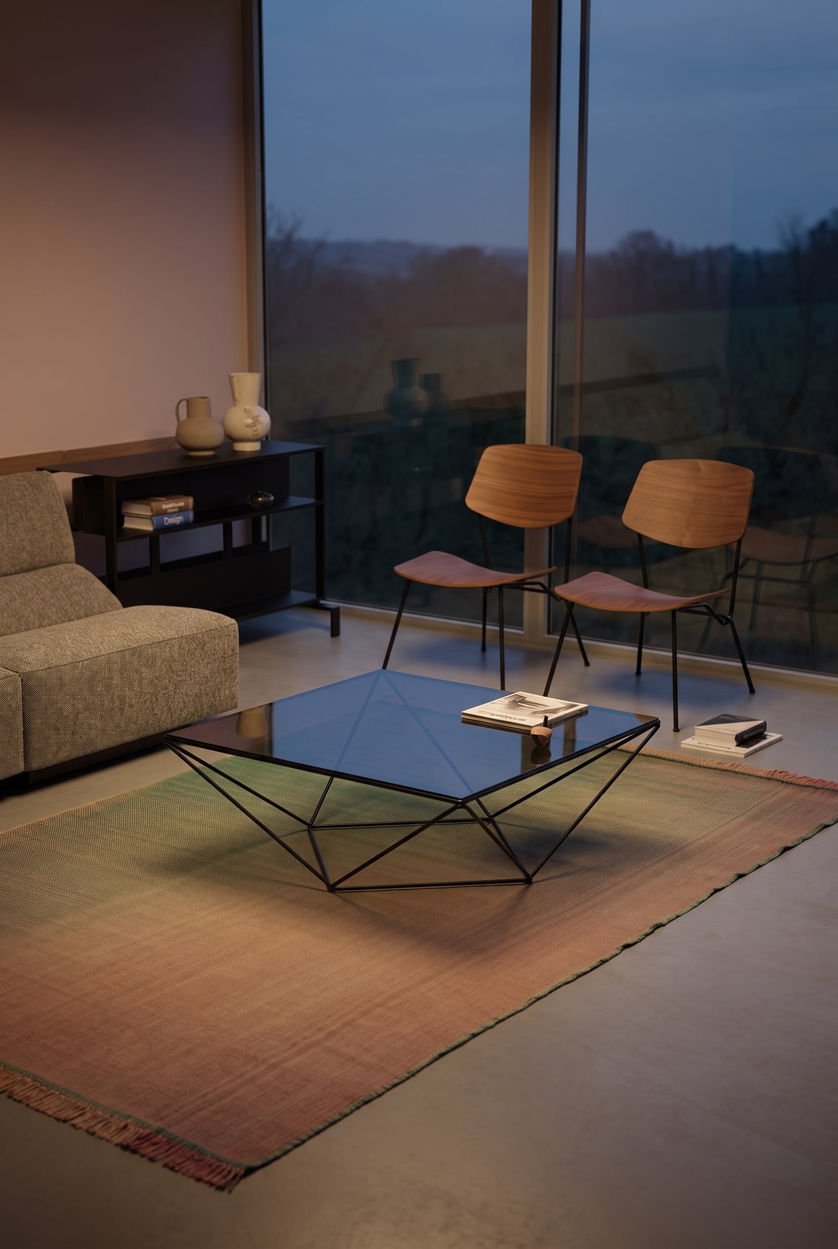 Salon moderne avec une table basse &agrave; plateau &eacute;pais qui semble flotter au-dessus du tapis gr&acirc;ce &agrave; un socle laqu&eacute; noir profond et fortement en retrait.
