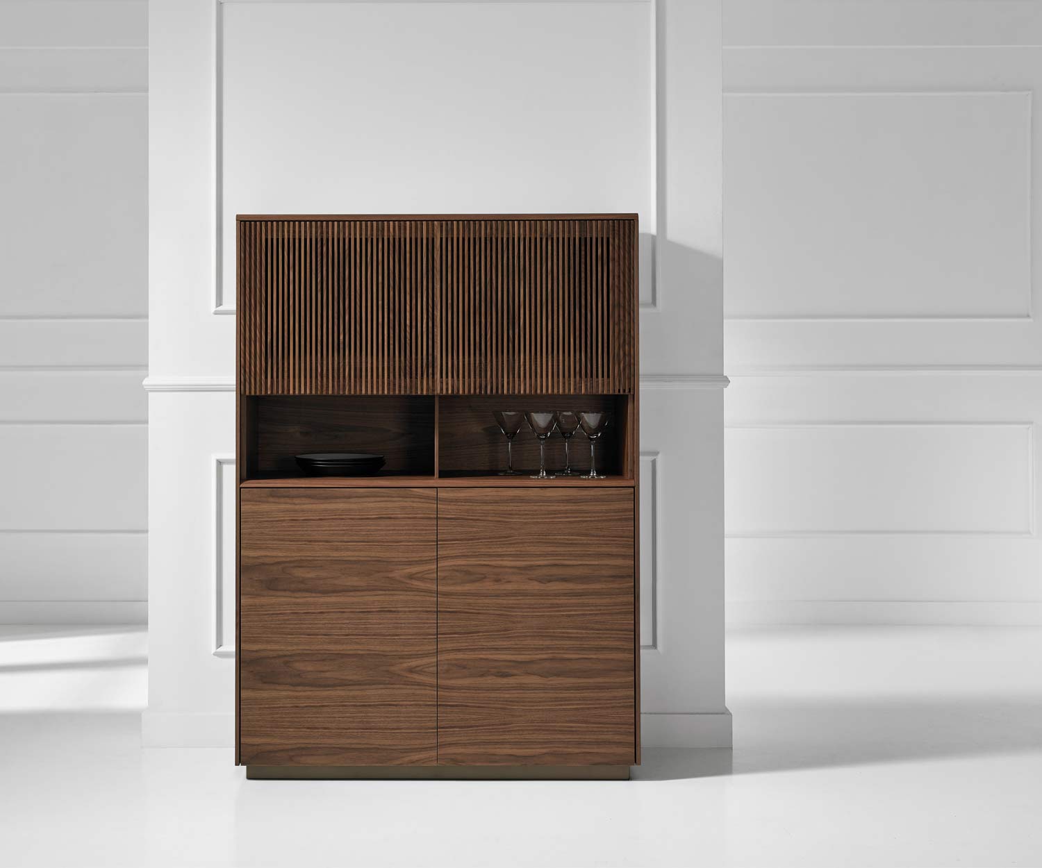 Highboard design et esthétique Punt Malmö avec placage de noyer ennobli portes à lamelles Highboard design et esthétique Punt Malmö avec placage de noyer ennobli portes à lamelles
