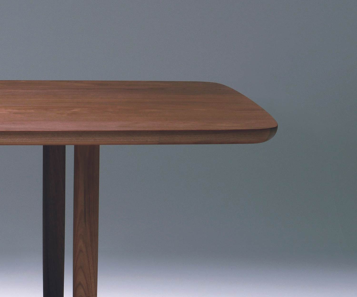 Conde House Kamuy Design Tisch im Detail die Tischplatte mit Walnuss furniert