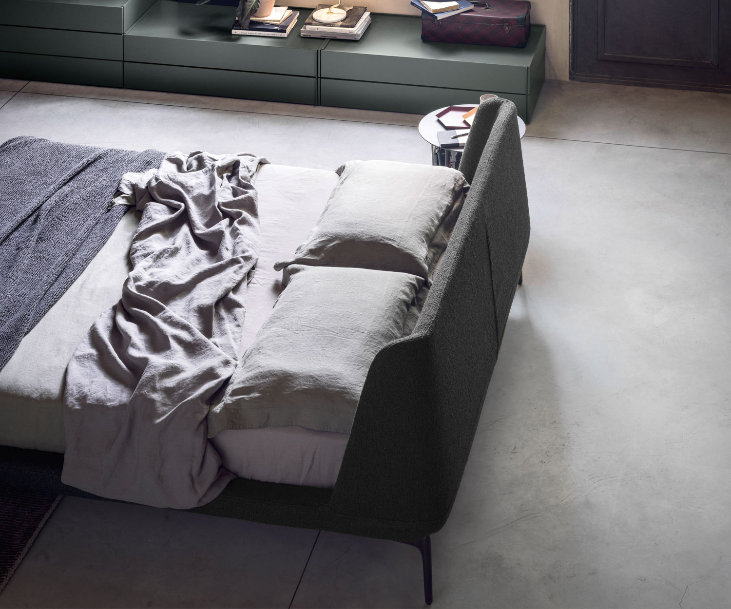 Designer Bett Velvet Novamobili Rückansicht gepolstertes Kopfteil schmale Metallbeine Designer Bett Velvet Novamobili Rückansicht gepolstertes Kopfteil schmale Metallbeine