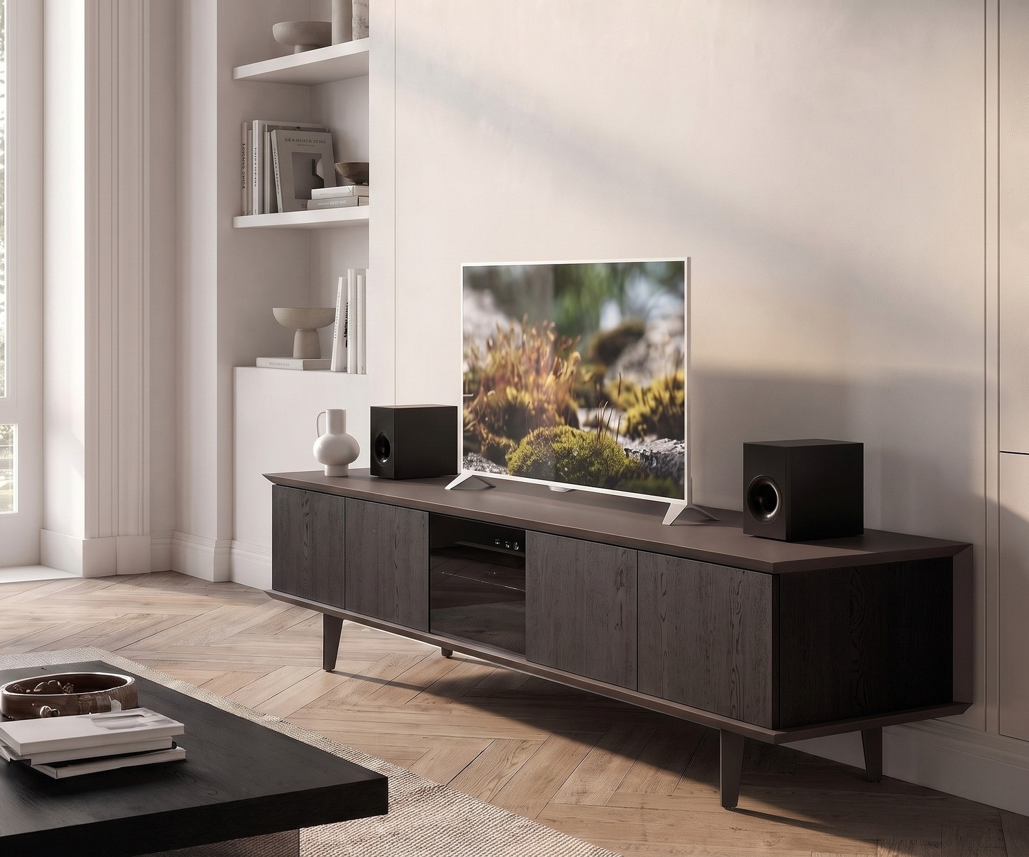 Meuble TV lowboard Ozzio Brera en bois foncé dans un salon moderne avec parquet en point de Hongrie et télévision.