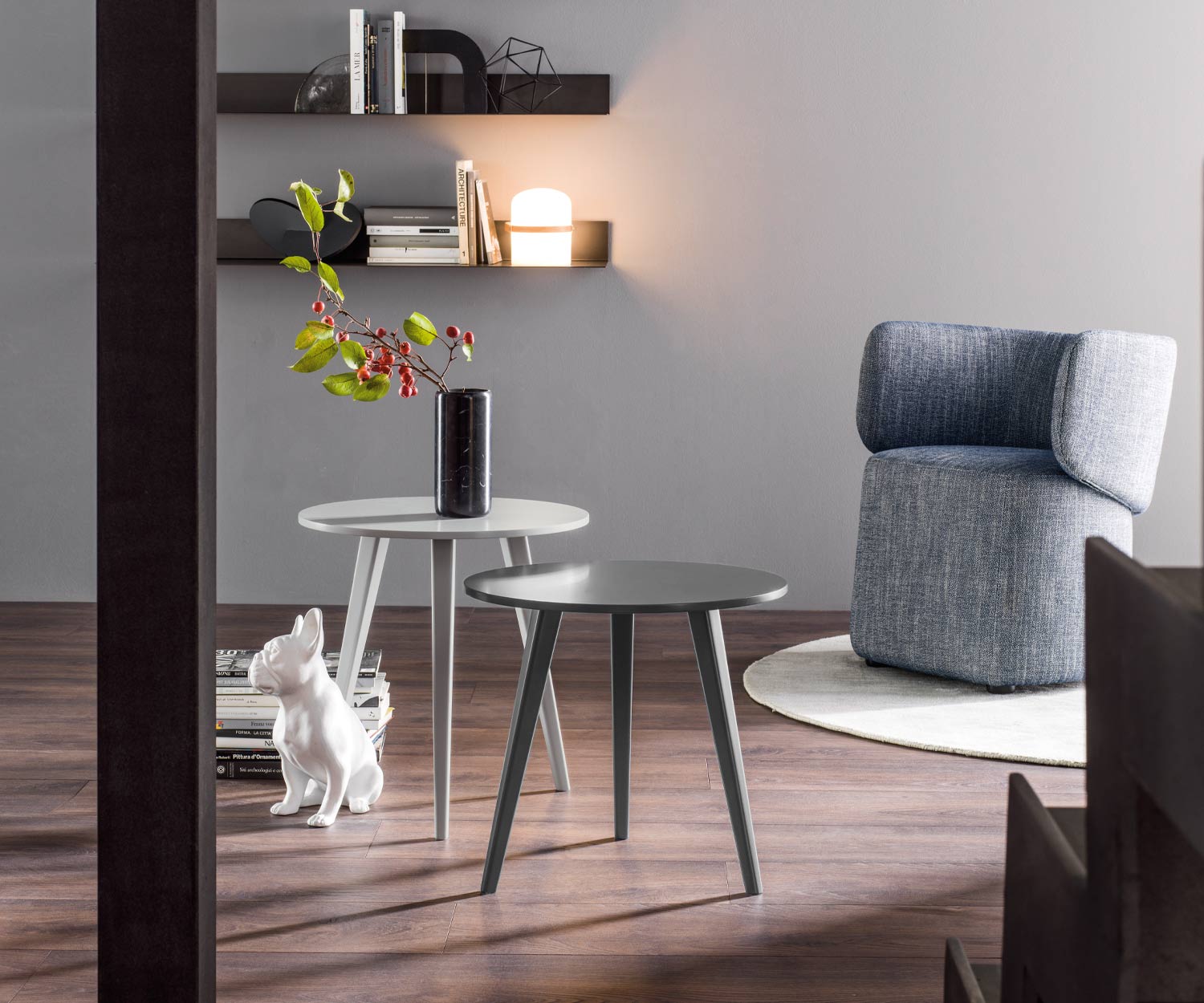Table design gris clair noire Novamobili Trio dans le salon avec trois pieds
