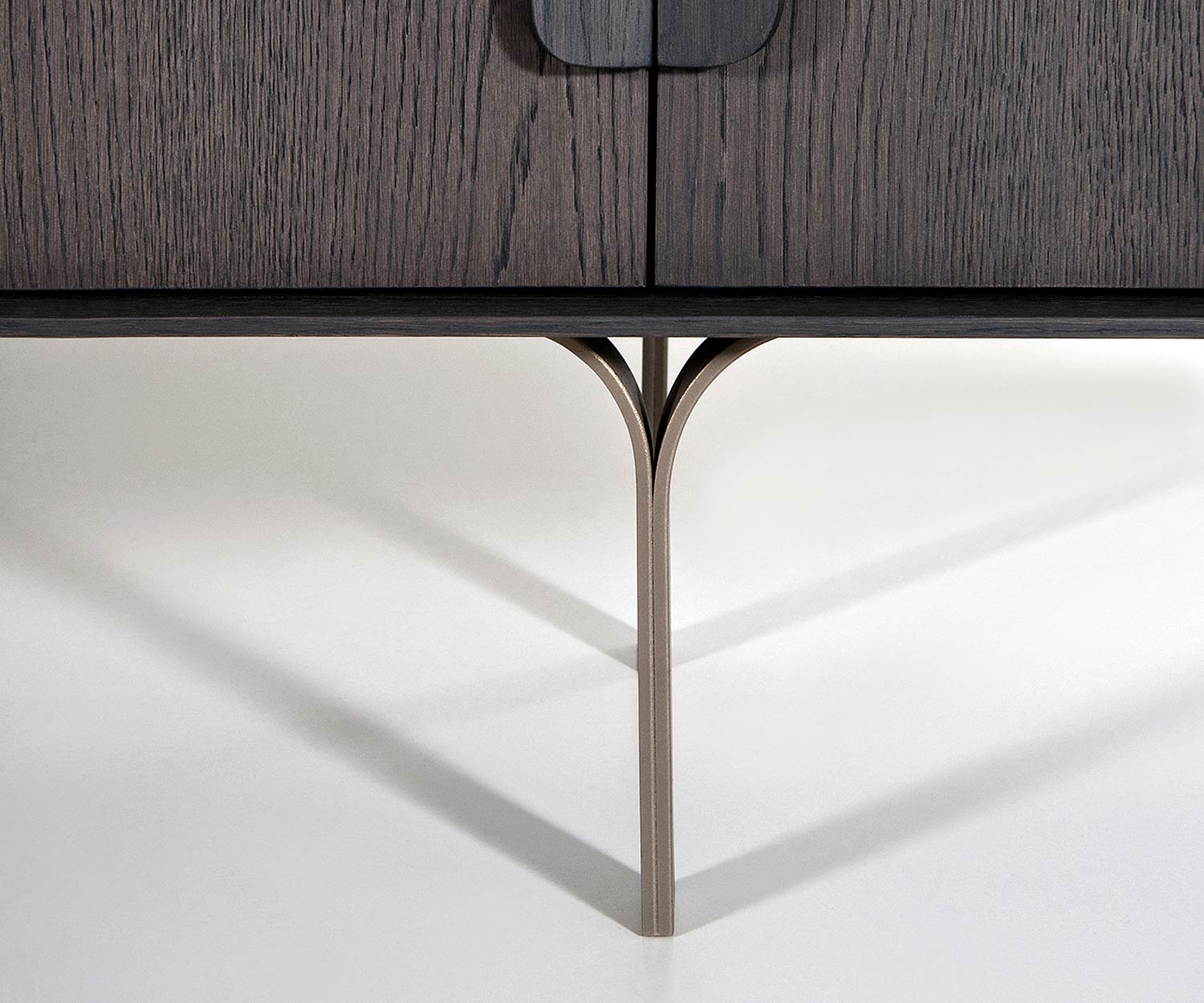 al2 Mobius 003 Detail Design Sideboard Pieds en métal Contour en métal al2 Mobius 003 Detail Design Sideboard Pieds en métal Contour en métal