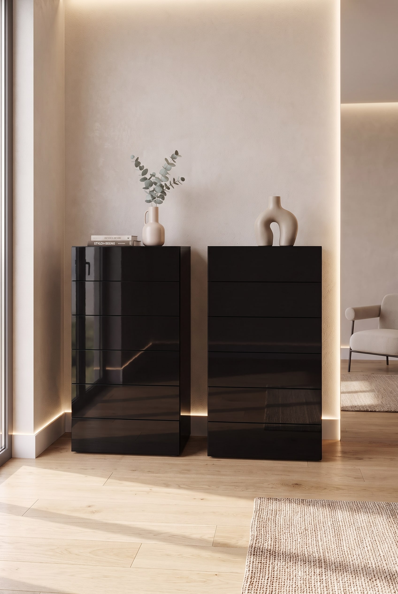 Une commode haute noire brillante Novamobili Easy à 6 tiroirs se trouve dans une chambre d'amis lumineuse devant un mur blanc et reflète doucement la lumière du jour.