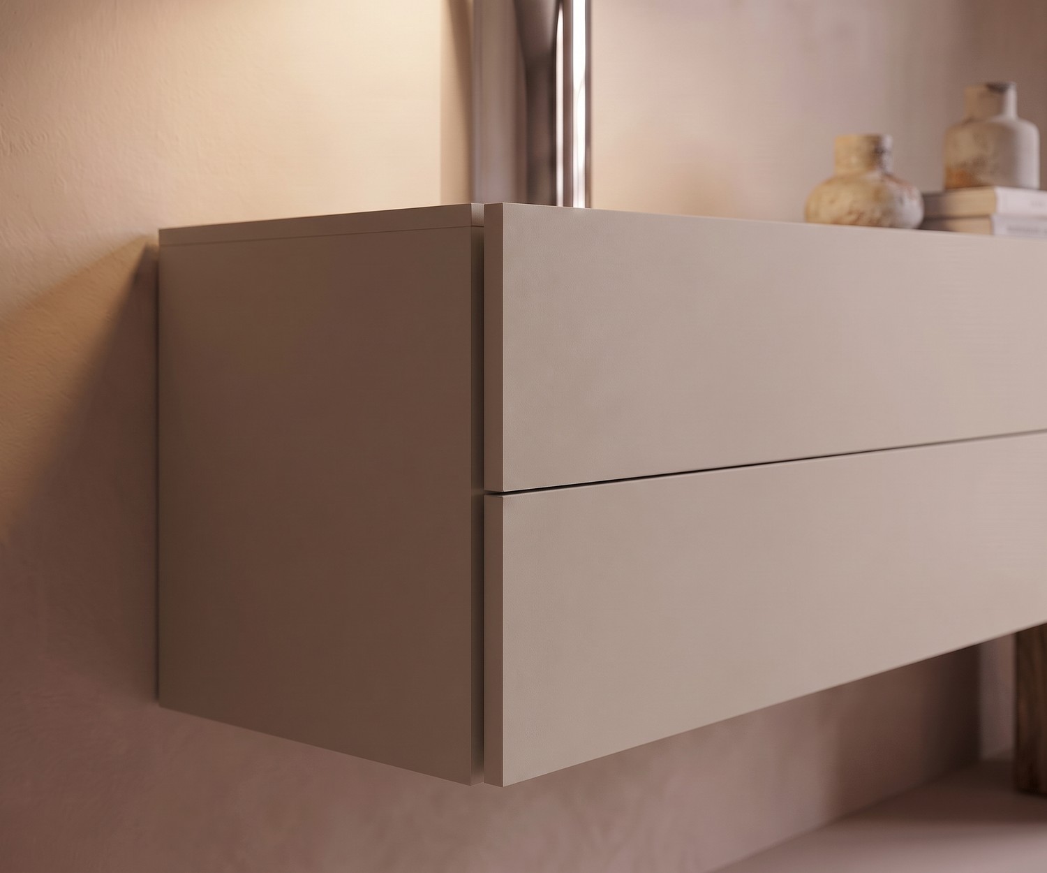 Hängekommode Easy von Novamobili im Schlafzimmer. Schwebende Kommode in Sandbeige für modernen, grifflosen Stauraum.