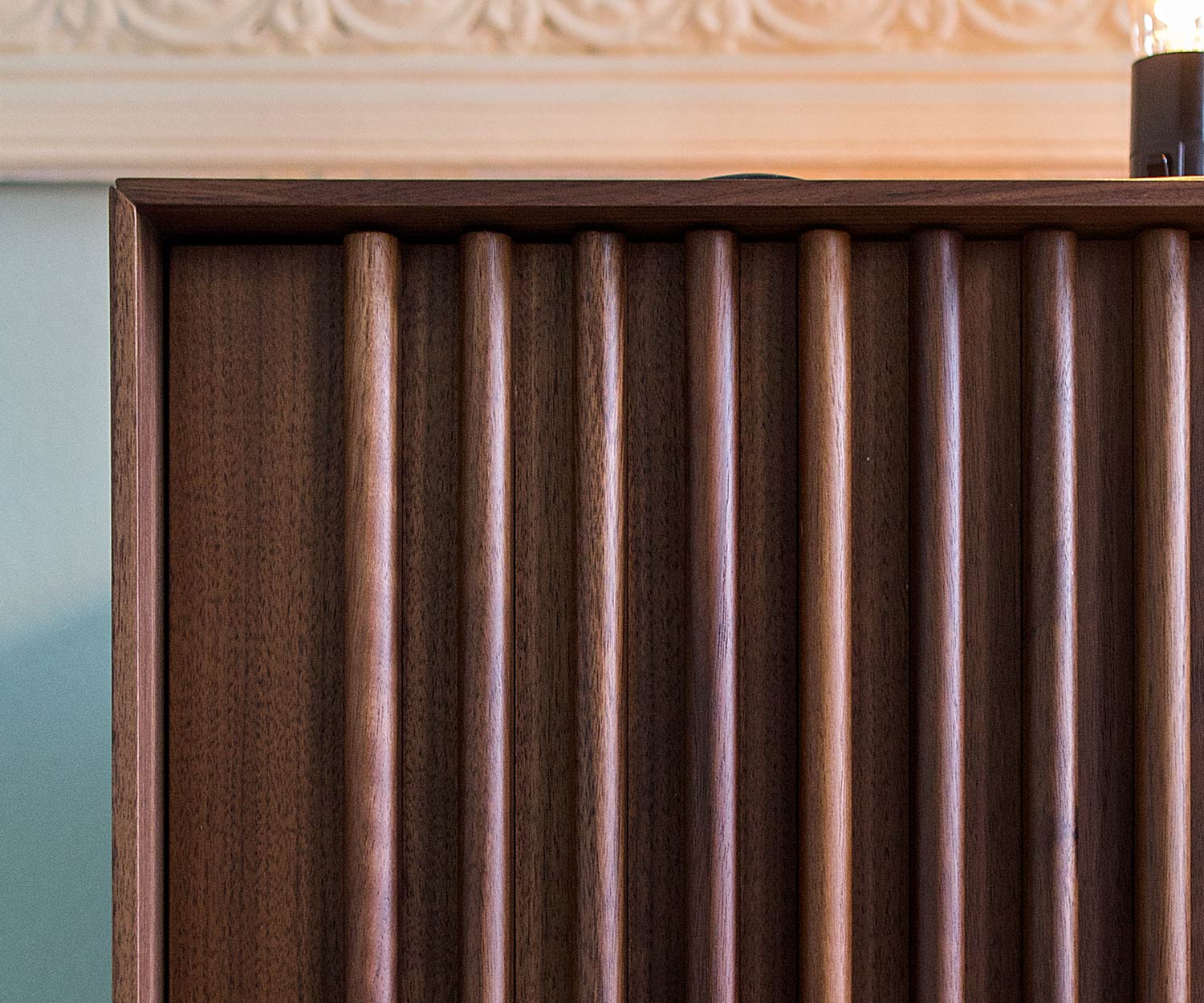 Buffet design moderne Détail des lamelles Façade en placage de noyer Buffet design moderne Détail des lamelles Façade en placage de noyer