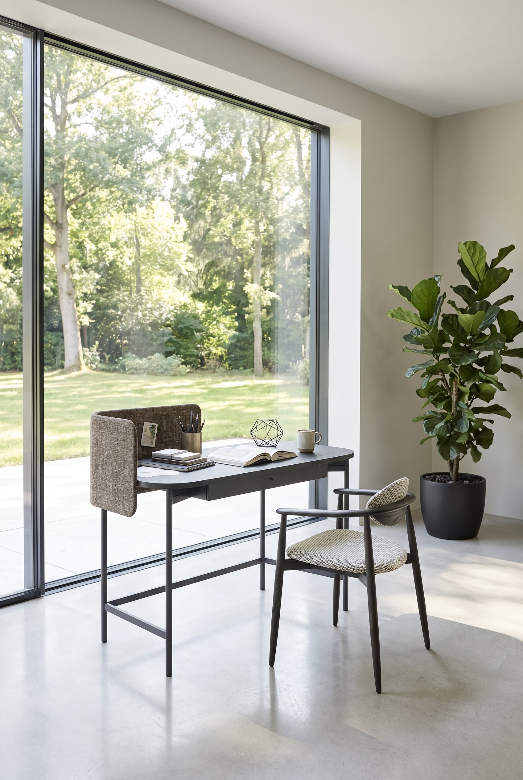 Bureau minimaliste avec un bureau laqu&eacute; mat extr&ecirc;mement plat, une chaise en cuir et une seule tasse en c&eacute;ramique devant des fen&ecirc;tres pleine hauteur.