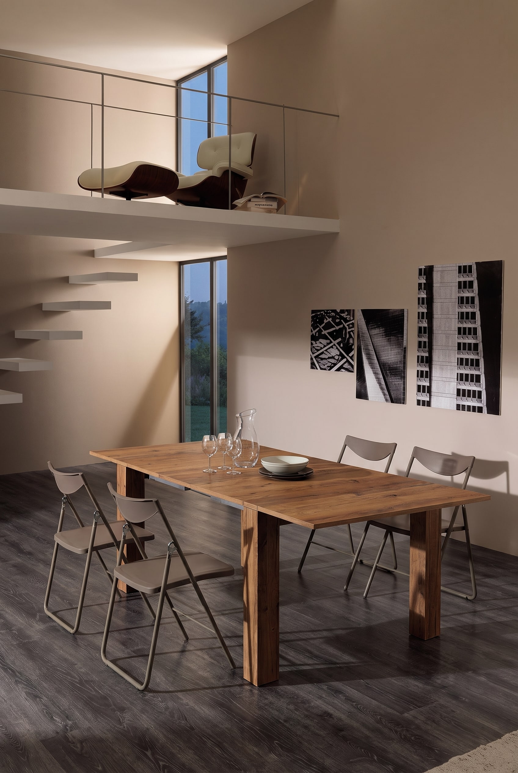 Studio-appartement moderne avec une console en bois extensible en longue table à manger et des chaises pliantes minimalistes