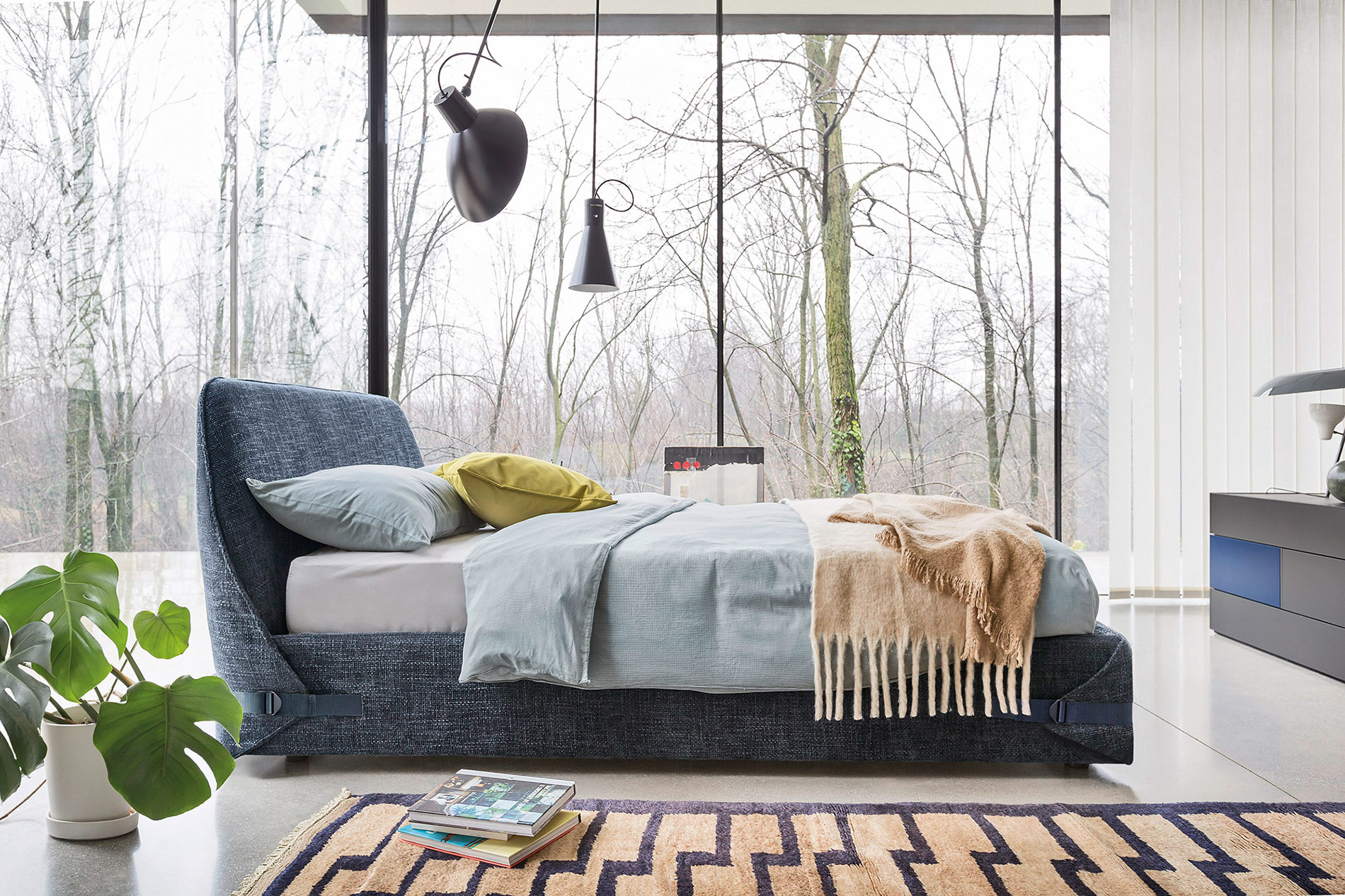 Helles Design Schlafzimmer mit Bett