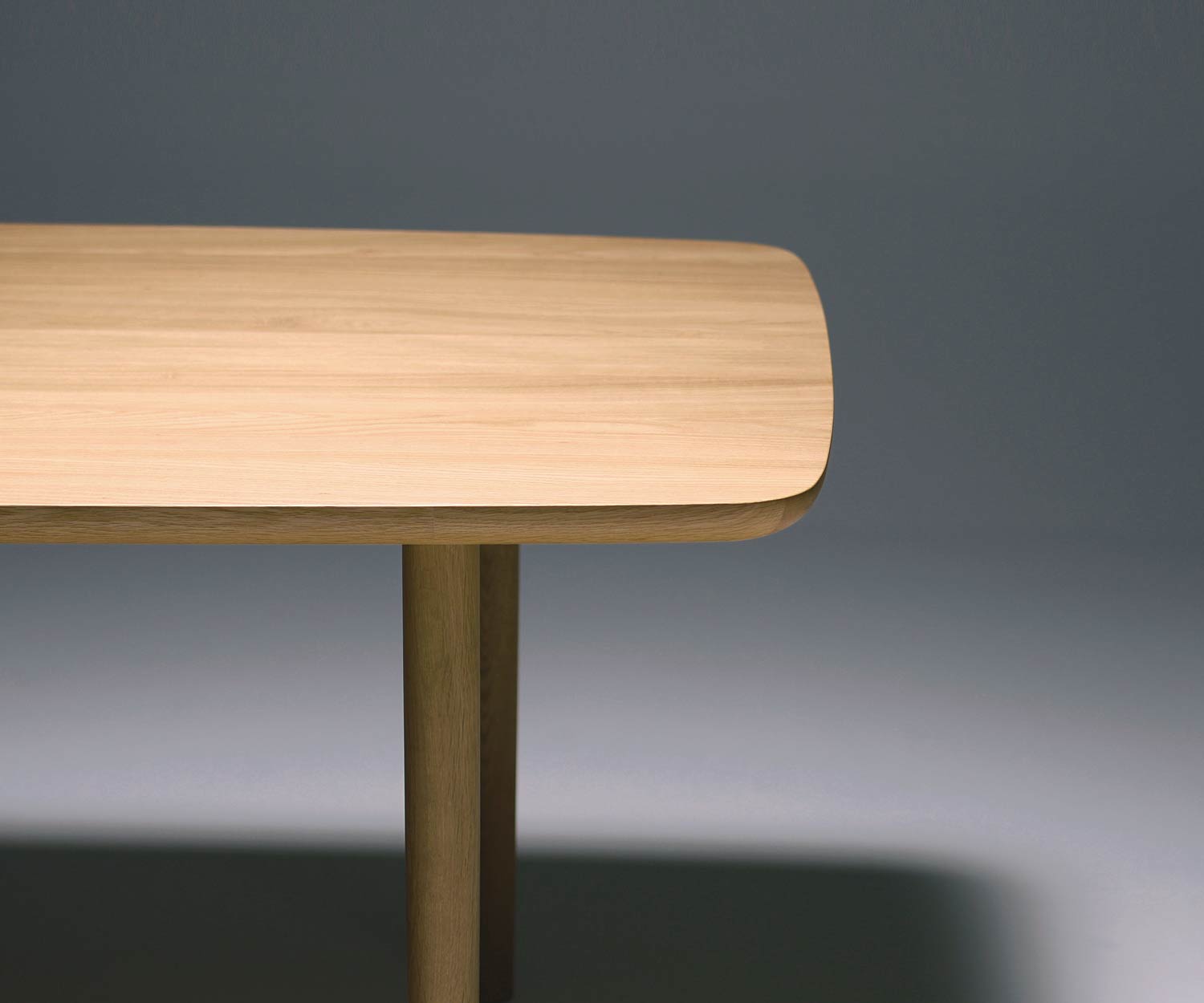 Table moderne Conde House Kamuy Design en chêne massif pour les chants et les pieds