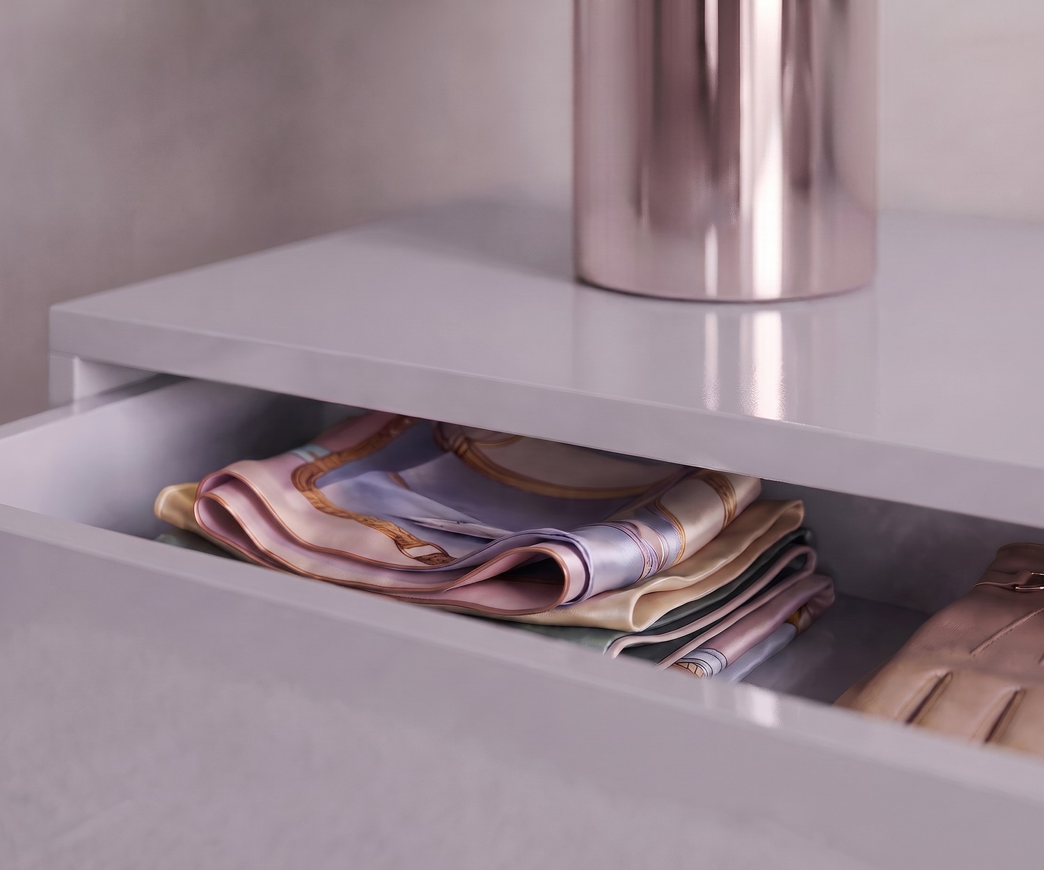 Commode suspendue Novamobili Easy pour la chambre, laqué gris clair avec tiroir ouvert pour ranger des accessoires.