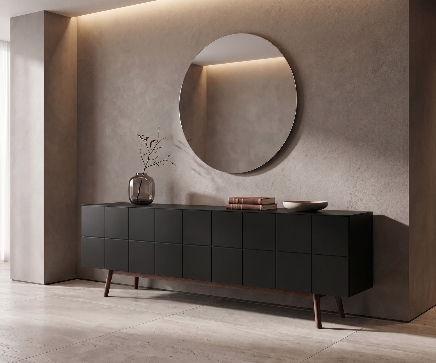 al2 Sideboard MOS-I-KO 003 B für das Wohnzimmer in Schwarz matt mit Holzbeinen vor einer grauen Betonwand mit Rundspiegel.