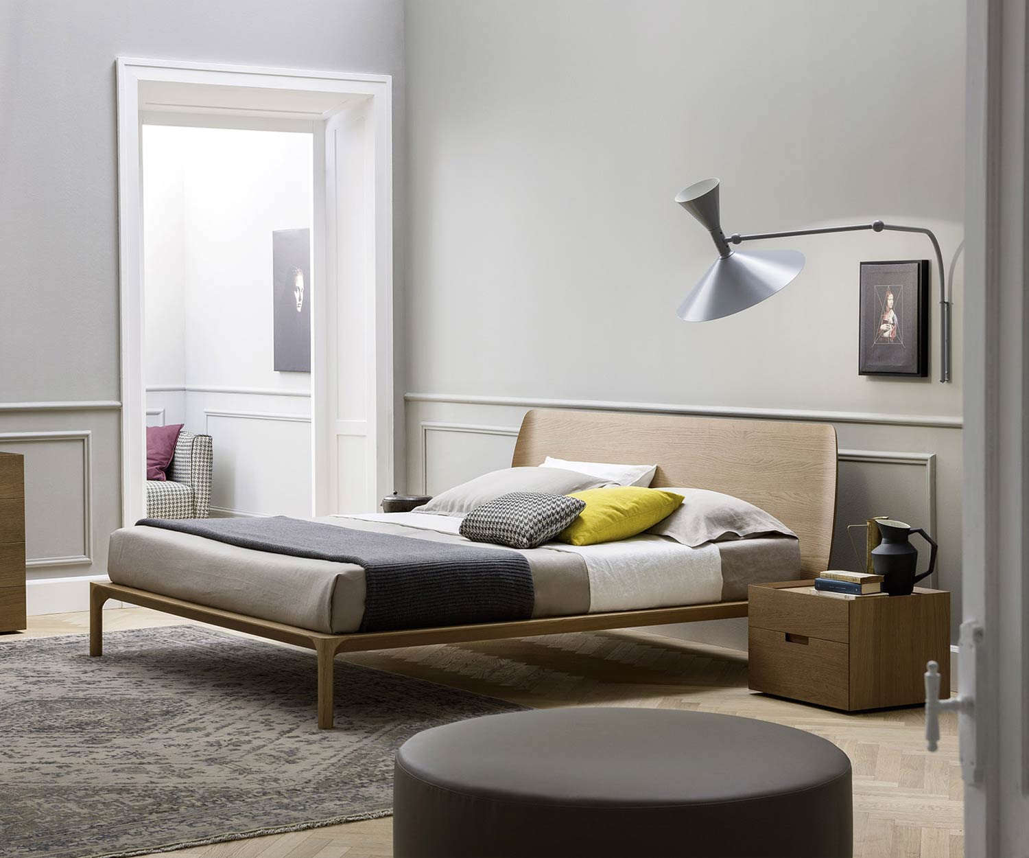 Table de chevet design de haute qualité présentée à côté du lit dans la chambre à coucher en brun