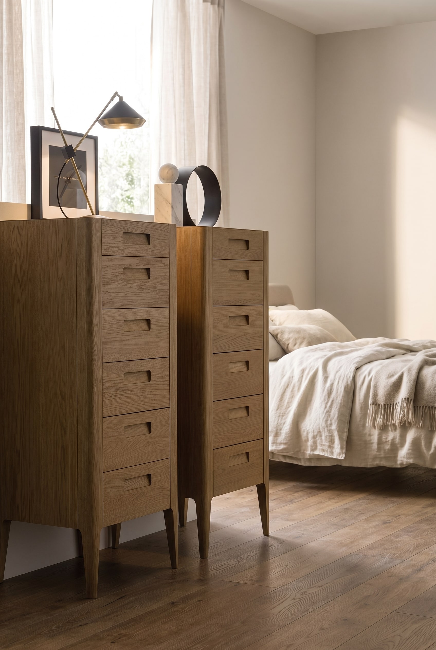 Commode haute en bois avec six tiroirs plats dans une chambre lumineuse