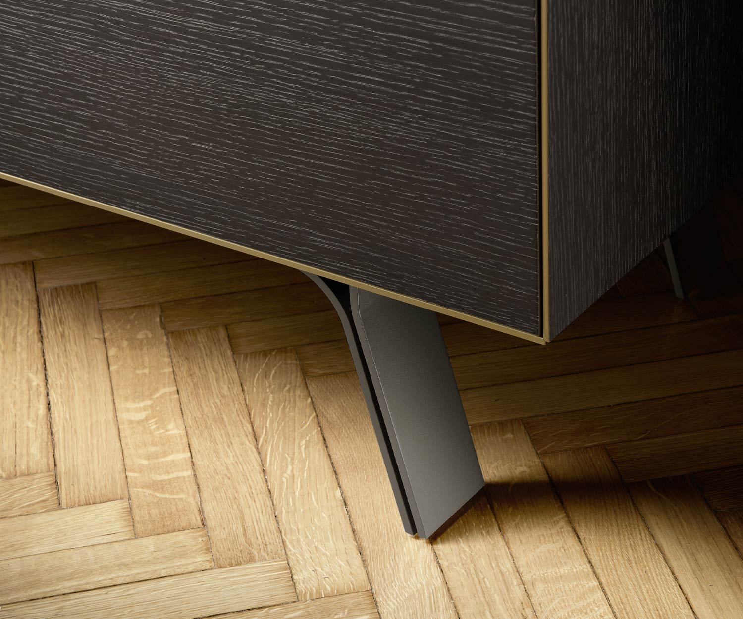 Detail schmale Metallfüße in Braun Minimal Highboard Livtialia Detail schmale Metallfüße in Braun Minimal Highboard Livtialia