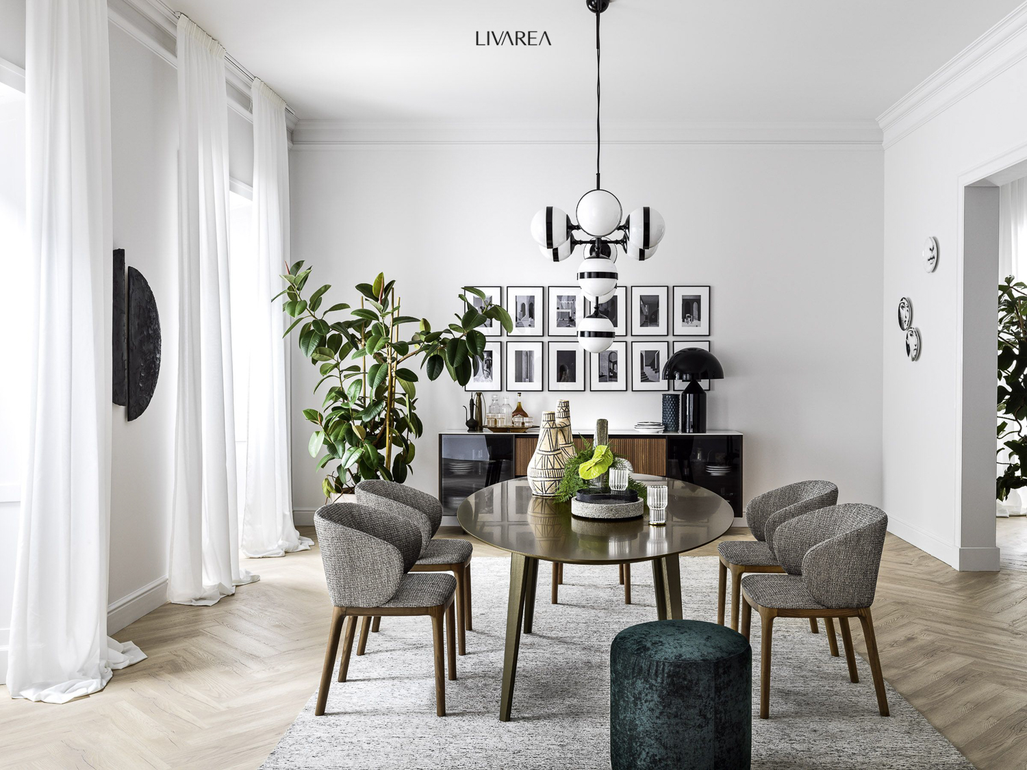 Salle à manger complète avec quatre chaises, une table à manger et un buffet Salle à manger complète avec quatre chaises, une table à manger et un buffet