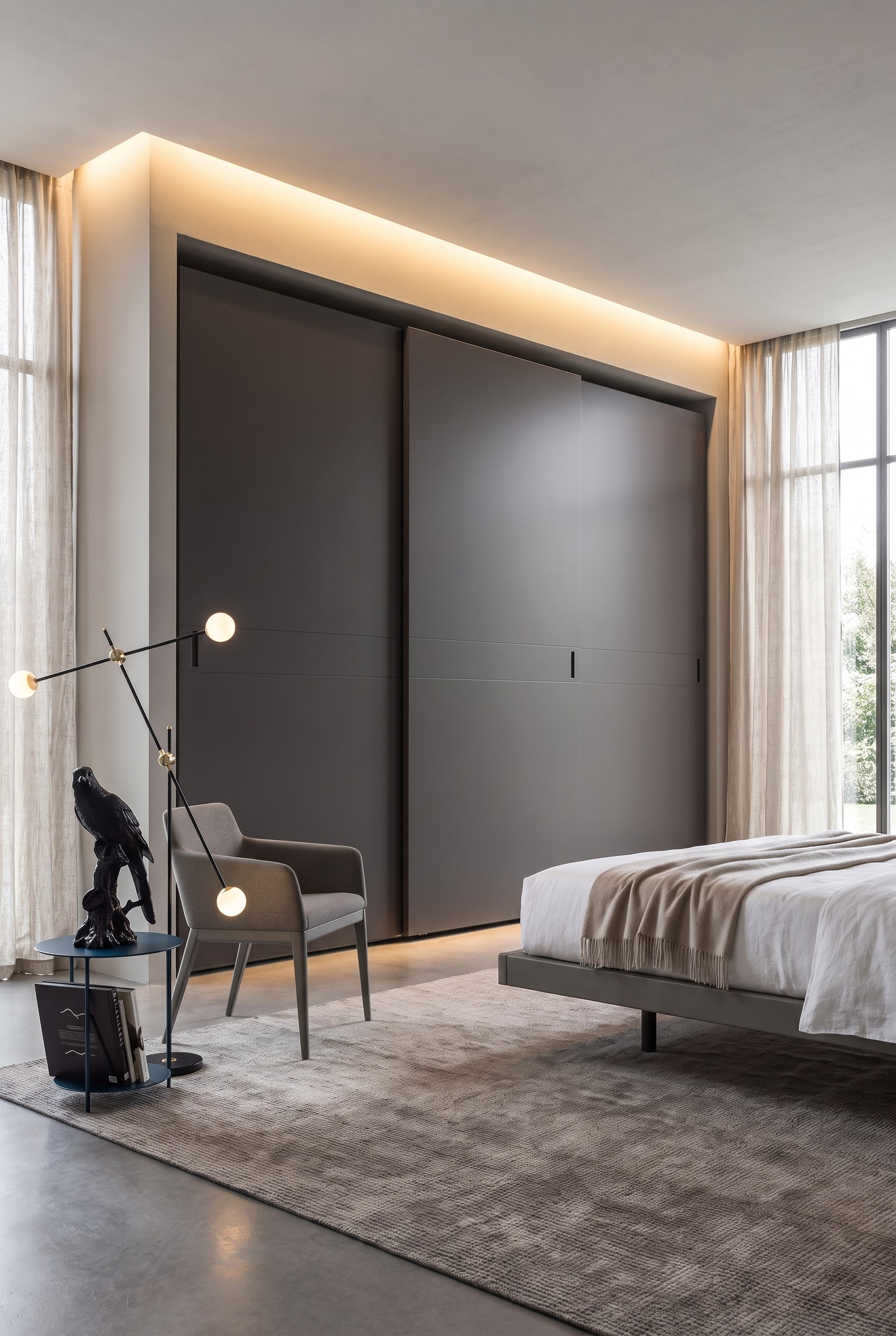 Chambre à coucher avec une armoire fermée gris clair à portes coulissantes affleurantes, nécessitant très peu d'espace vers le lit