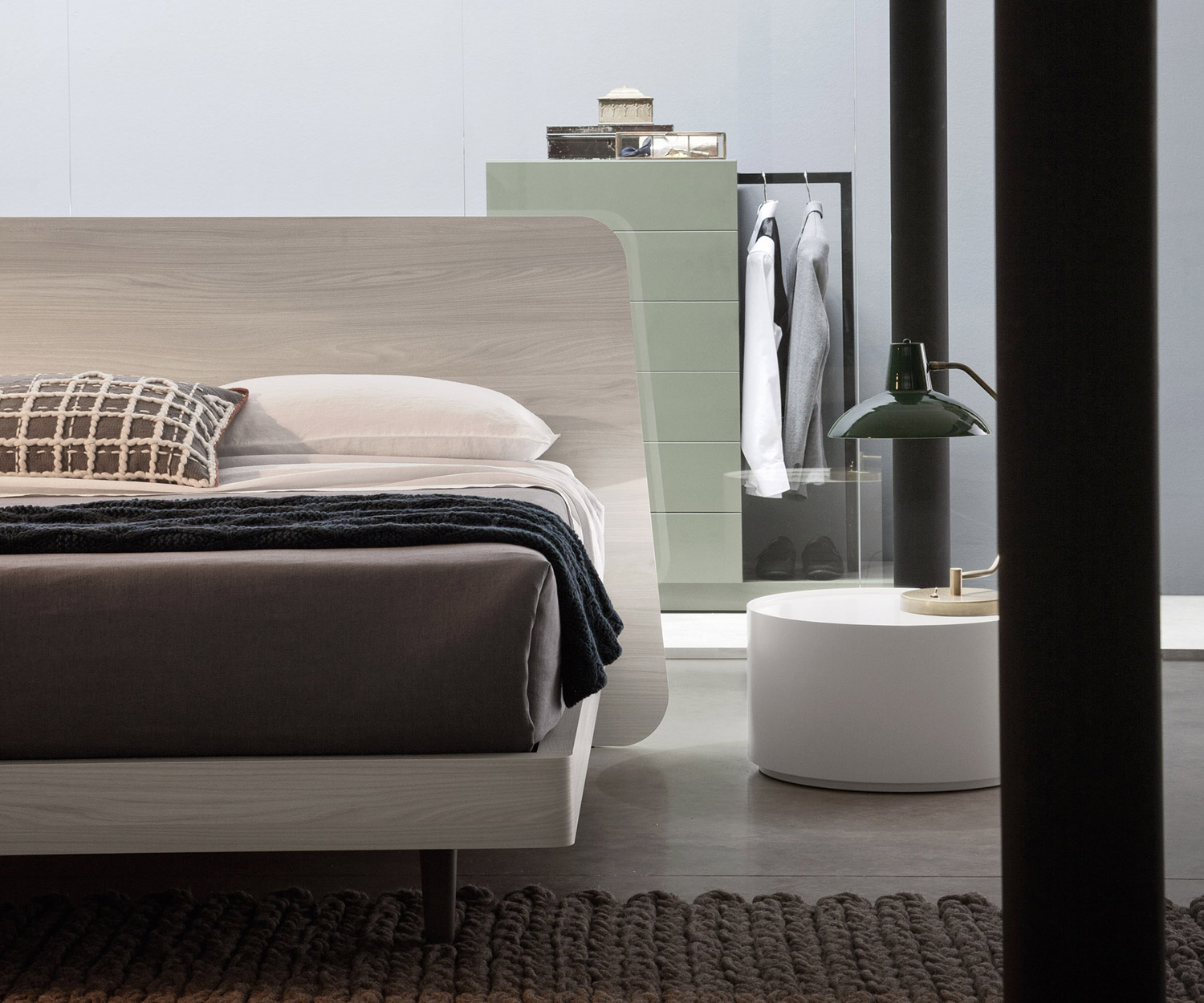 Novamobili Hochkommode Easy 6 mit Garderobe waldgrün matt und Bett Sheet Novamobili Hochkommode Easy 6 mit Garderobe waldgrün matt und Bett Sheet