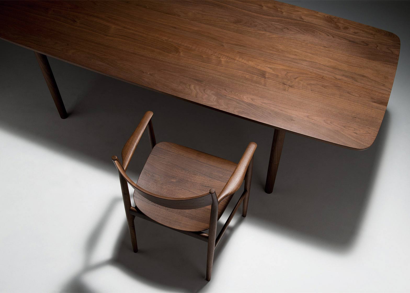 Table en bois massif de grande classe