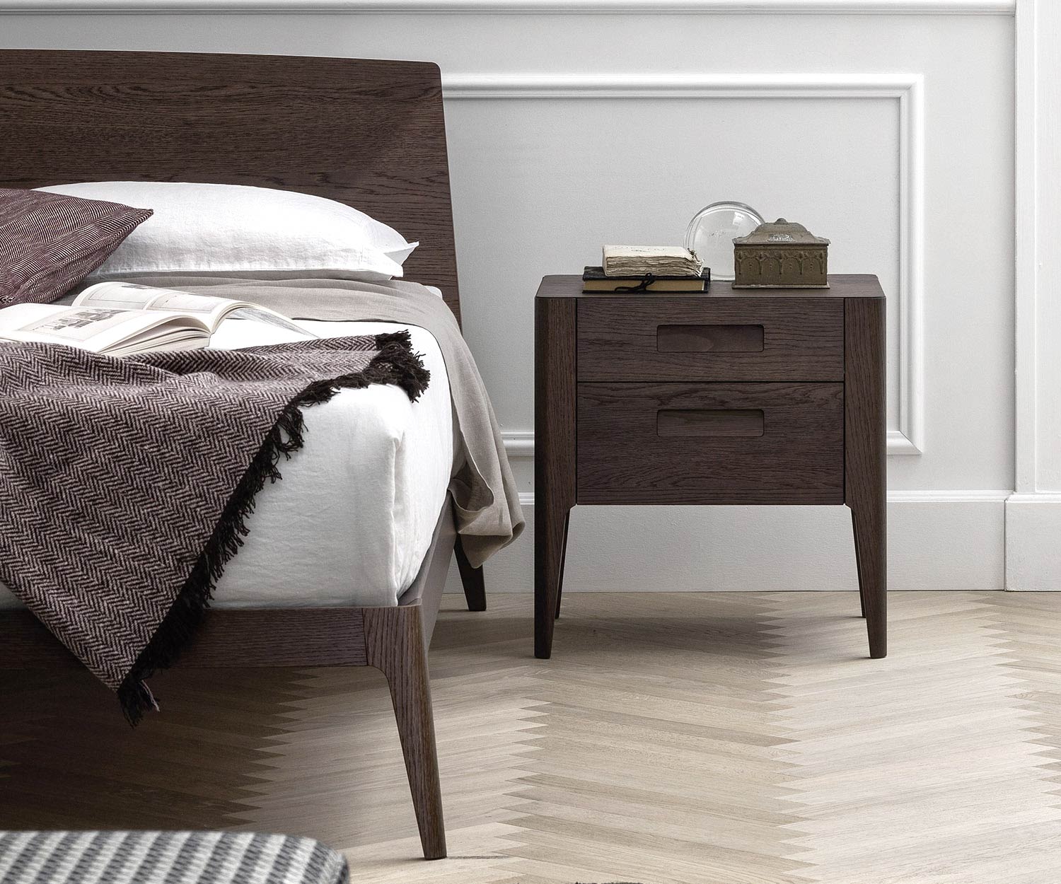 Lit design moderne en bois foncé avec table de nuit dans la chambre à coucher