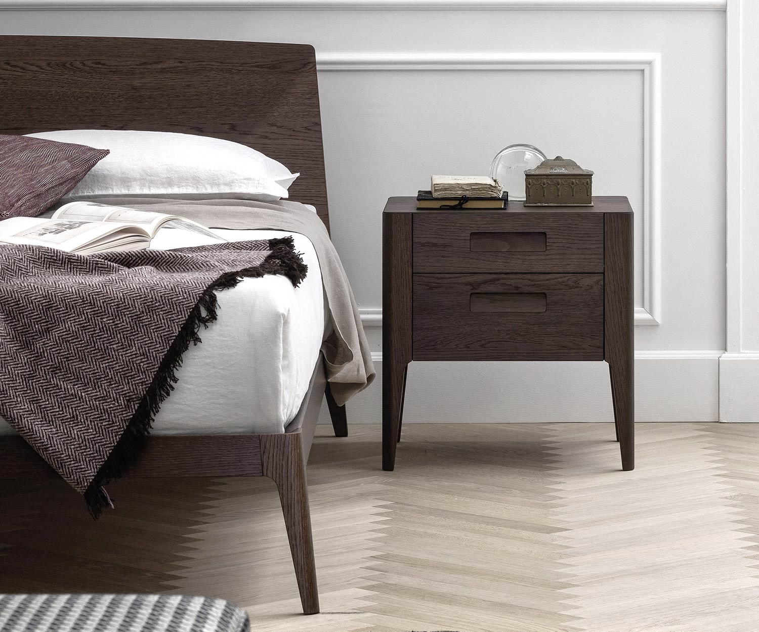 Lit design moderne en bois foncé avec table de nuit dans la chambre à coucher Lit design moderne en bois foncé avec table de nuit dans la chambre à coucher