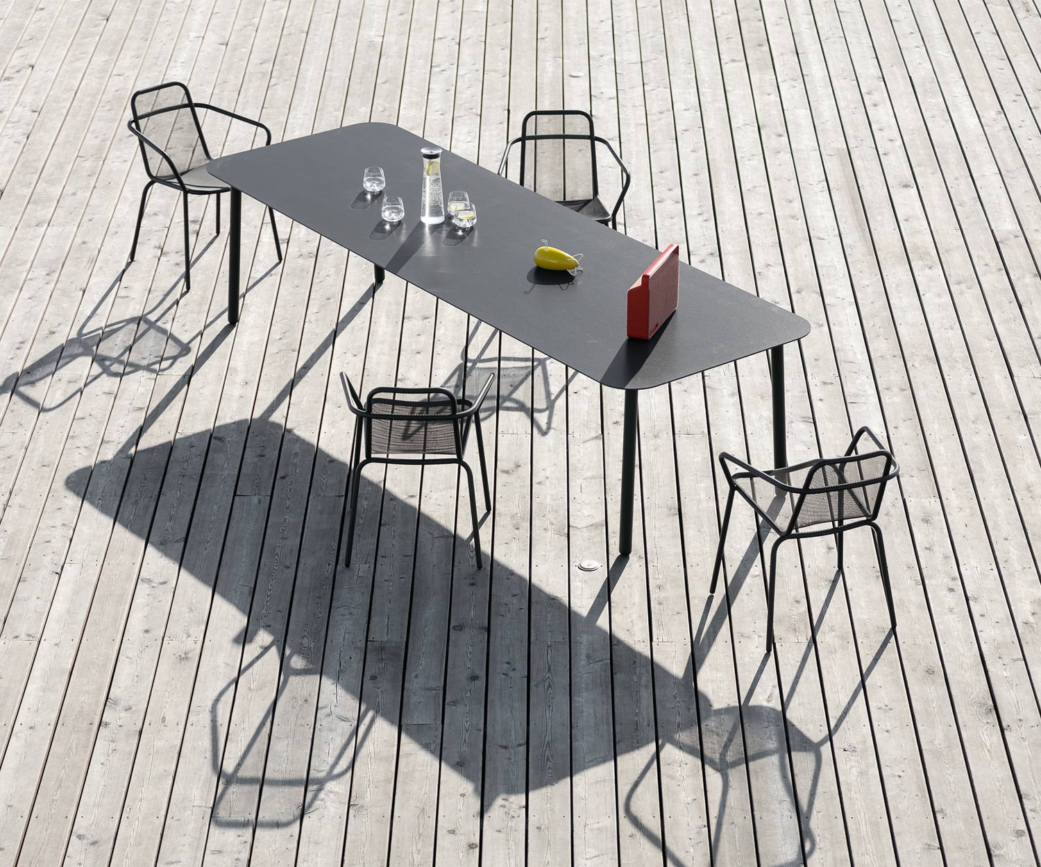 Todus Starling Design Chaise à accoudoirs sur la terrasse