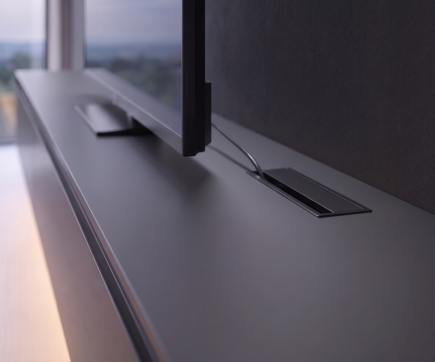 Meuble bas TV design Novamobili Reverse Meuble TV bas Novamobili Reverse anthracite dans un salon moderne avec écran plat mural, table basse et tapis.