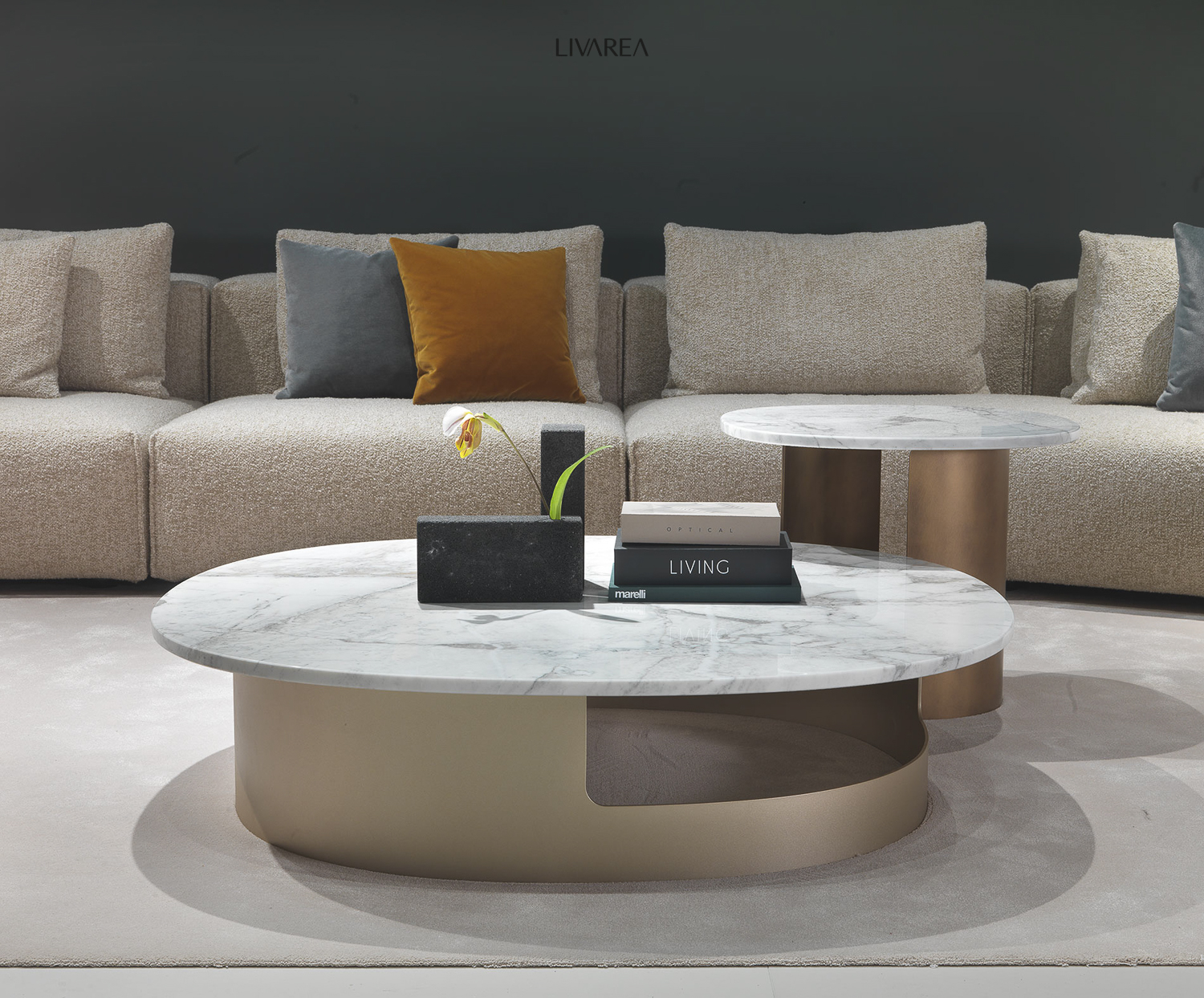 Table basse ronde avec plateau en marbre devant le Big Sofa