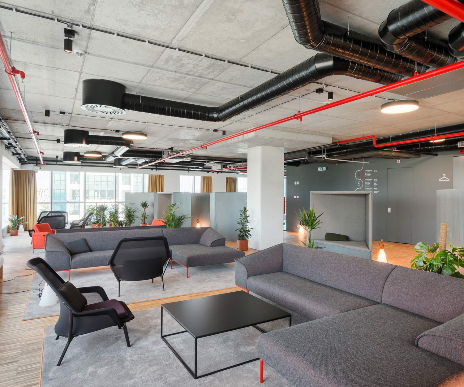 Canapé design Seam de haute qualité Prostoria dans le hall d'un hôtel Canapé design Seam de haute qualité Prostoria dans le hall d'un hôtel