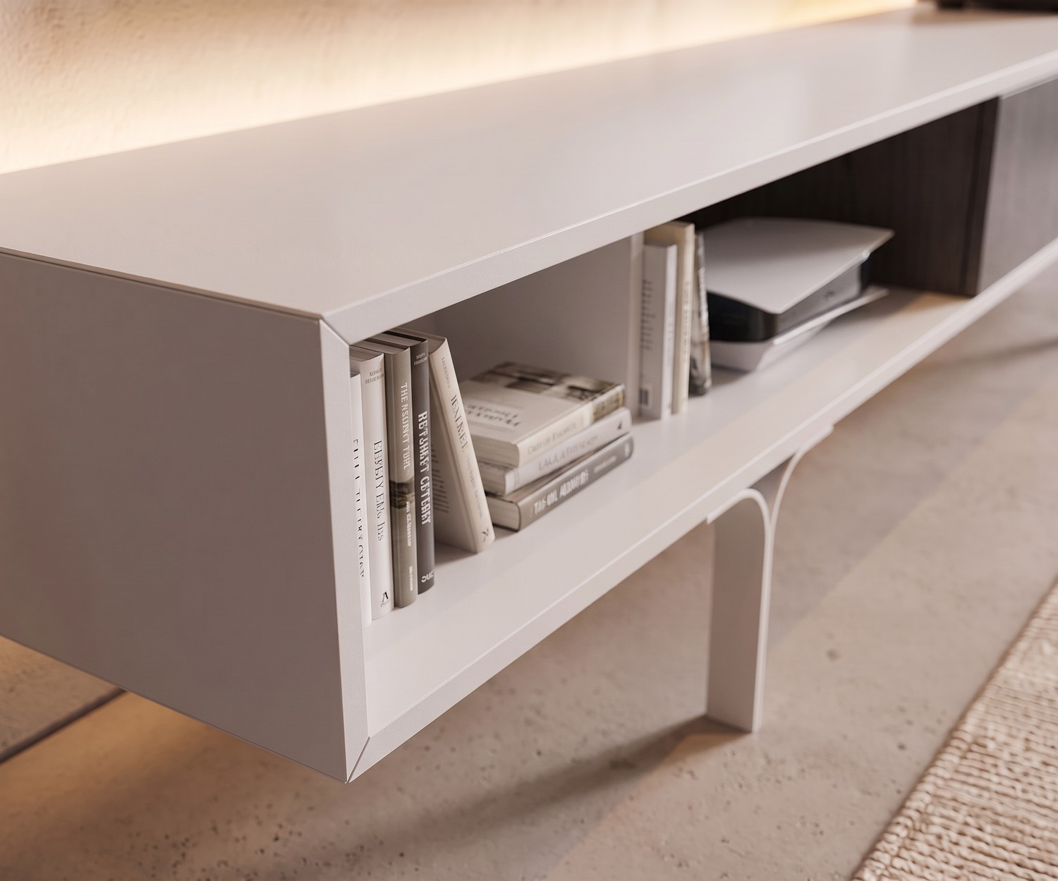 Meuble TV bas Mobius 005 pour salon. Meuble de télévision blanc minimaliste avec niches ouvertes pour consoles et livres.