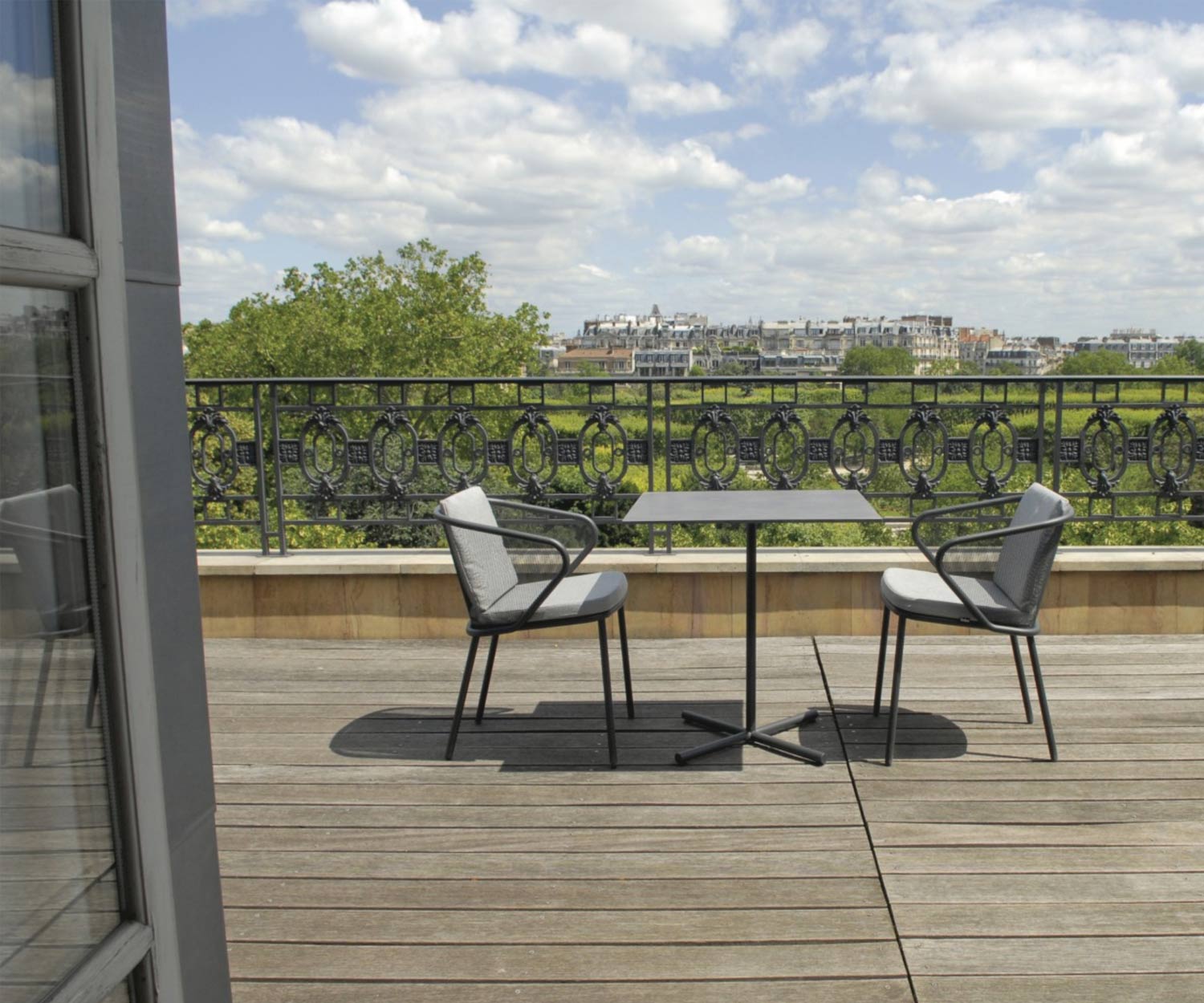 Table de bistrot moderne Todus Condor Design avec chaises de jardin sur une terrasse Table de bistrot moderne Todus Condor Design avec chaises de jardin sur une terrasse