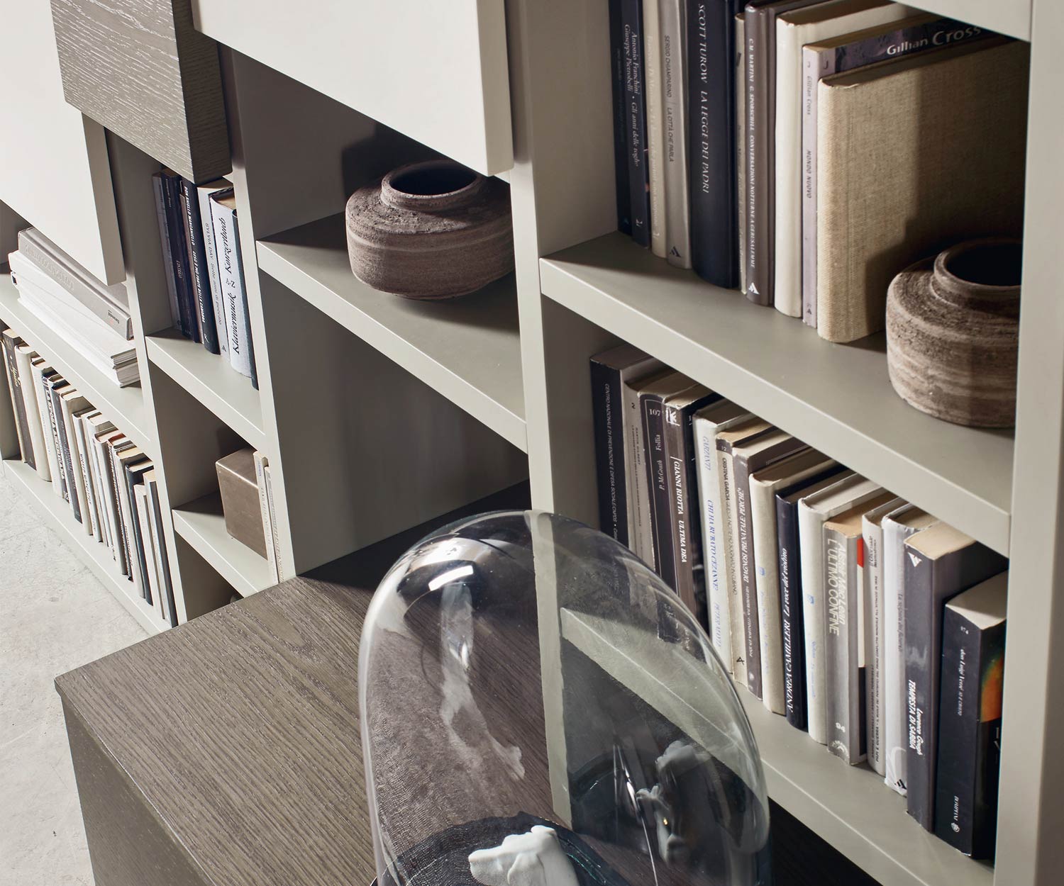 Livitalia Le meuble-paroi design C45 en détail Bibliothèque avec portes