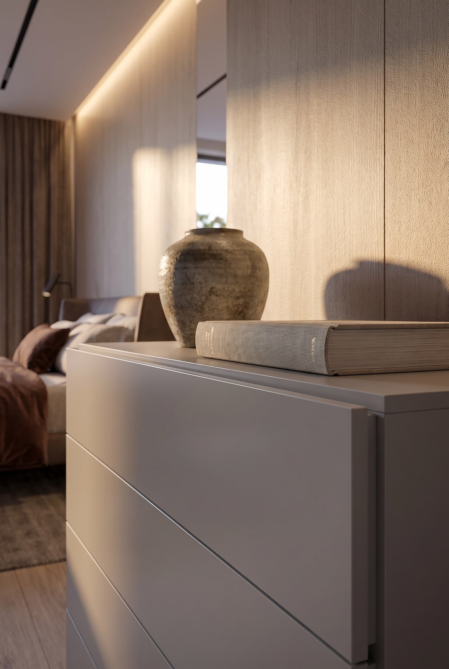 Commode puriste Novamobili dans la chambre avec vase design sur la surface de rangement