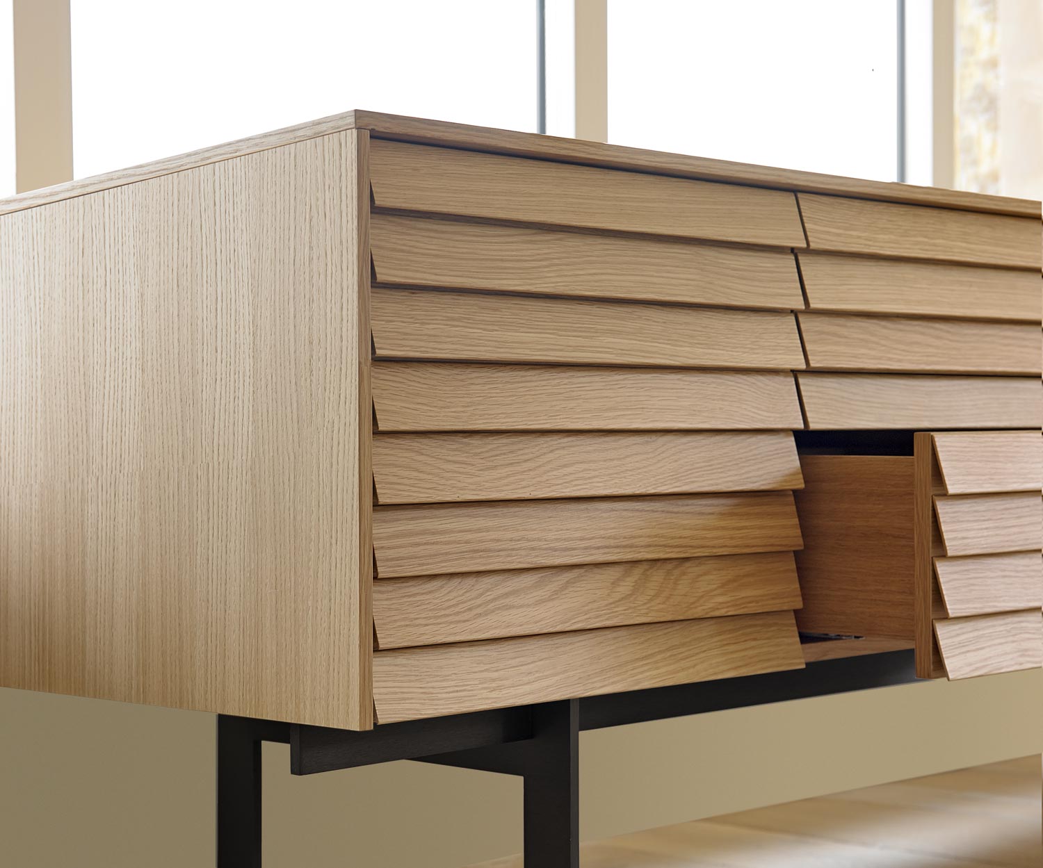 Punt Sussex Designer Sideboard chêne lamellé façade avec tiroir étendu