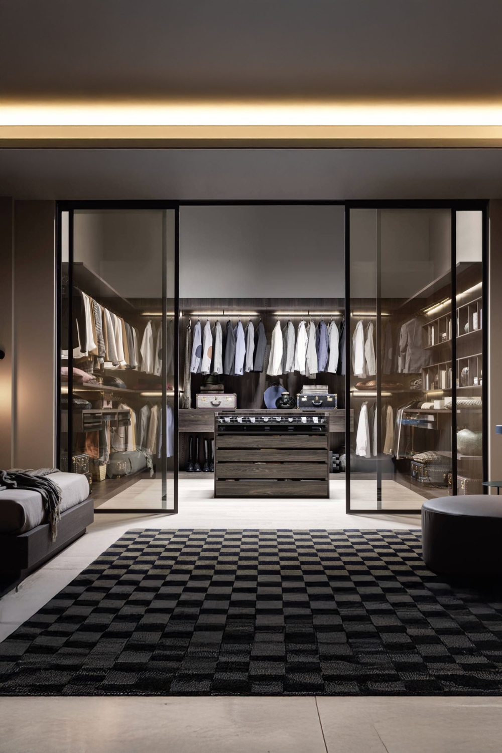 dressing-separe-par-des-portes-coulissantes-en-verre-avec-ilot-central-effet-bois