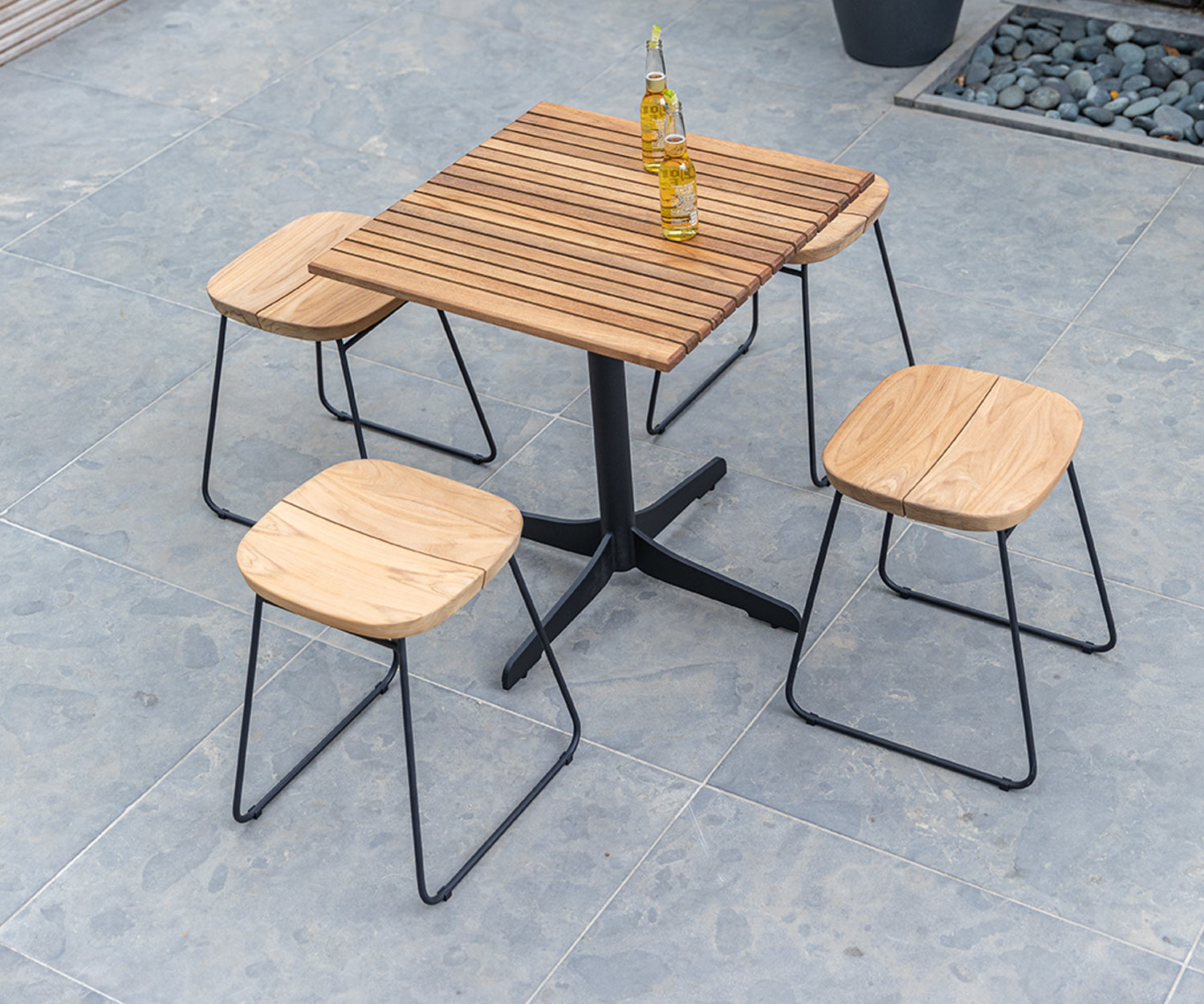 Résistant aux intempéries Oasiq Chaise de bar design Bryggen avec table de jardin sur balcon