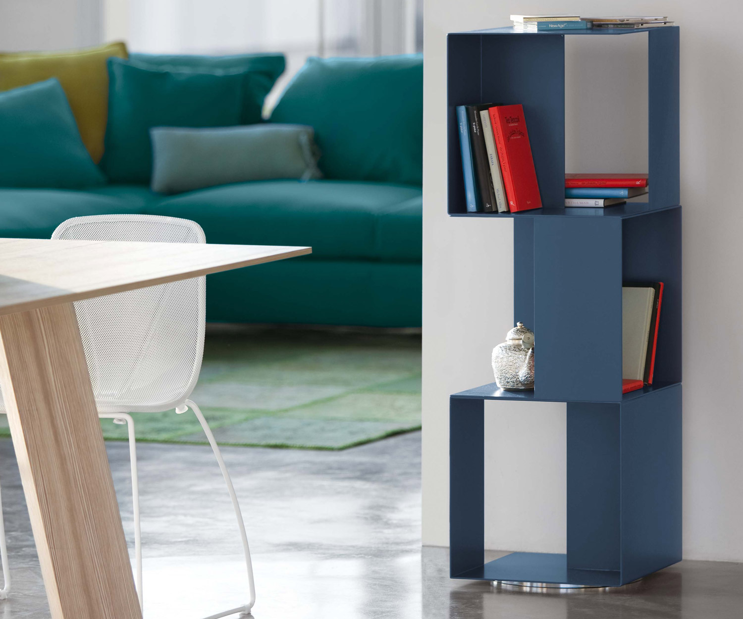 Novamobili Étagère sur pied Freebook blanc noir dans le showroom Novamobili Étagère sur pied Freebook blanc noir dans le showroom