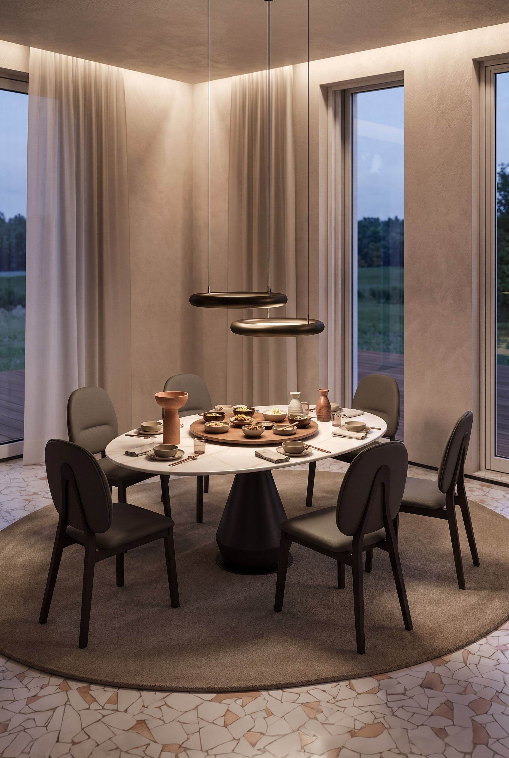 Salle à manger chaleureuse aux tons chauds avec une table ronde sur pied conique et quatre chaises rembourrées rondes