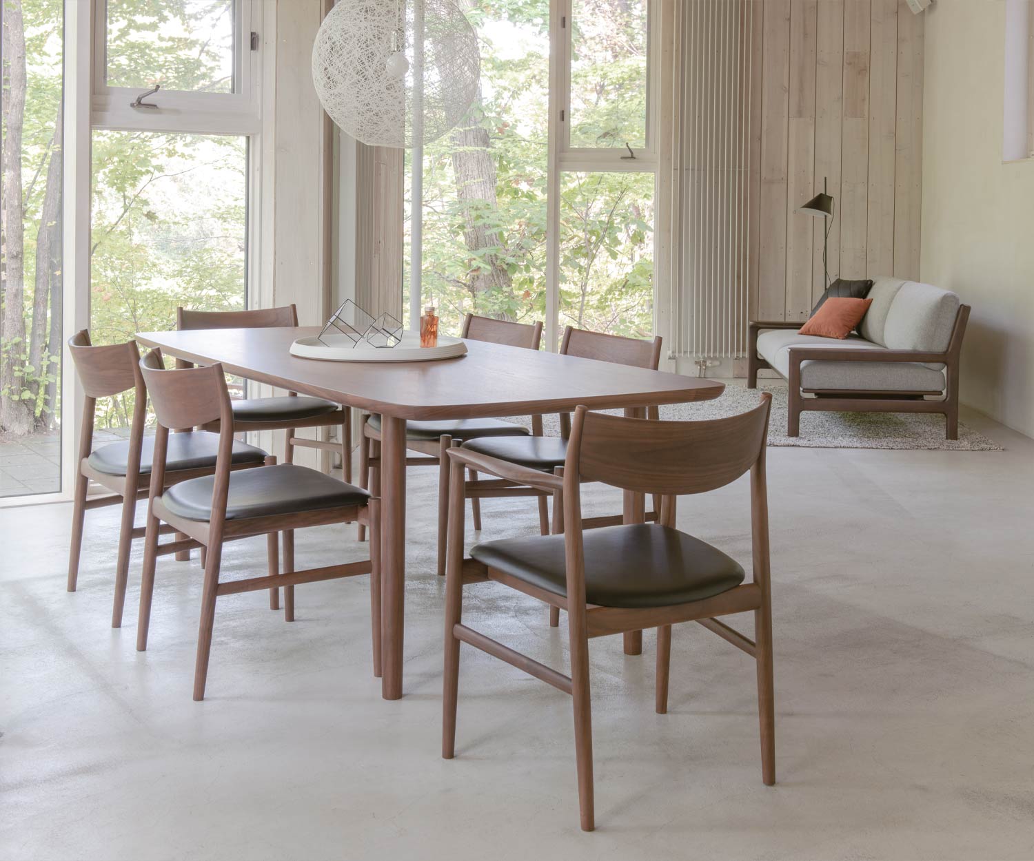 Table design exclusive Conde House Kamuy avec piétement en bois massif dans le salon