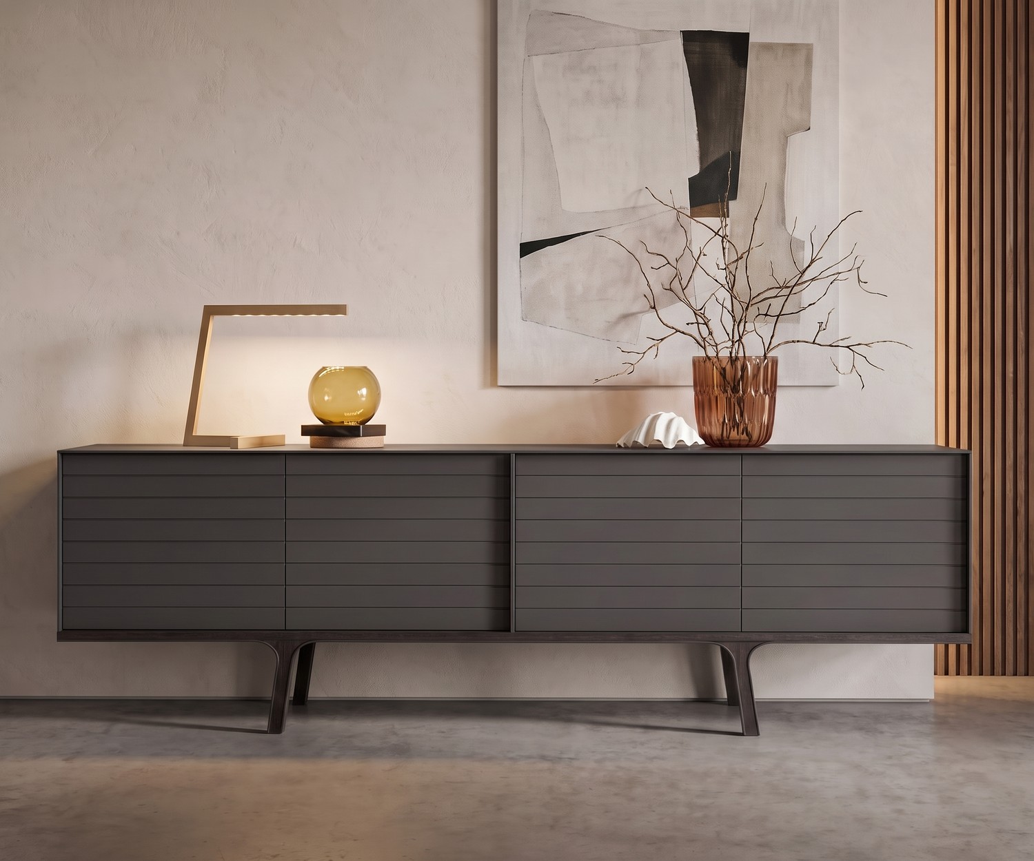 al2 Mobius 002 Sideboard fürs Wohnzimmer in Dunkelgrau mit Holzbeinen, minimalistische Dekoration und abstraktes Bild.