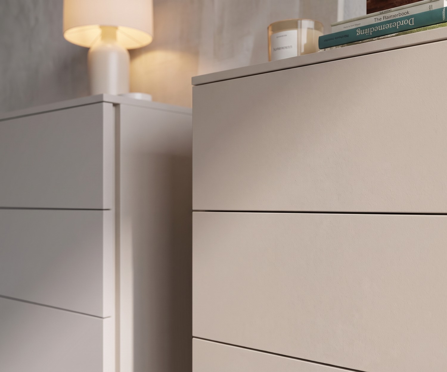 Chiffonnier Livitalia Atena pour la chambre, finition beige texturée et design moderne haut de gamme.