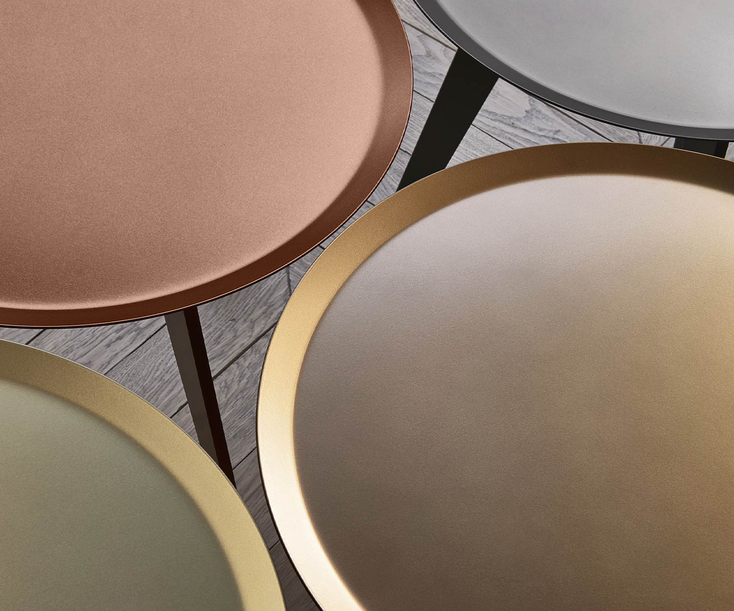 Detail Metallic Tischplatte Lotus Beistelltisch von Livitalia Detail Metallic Tischplatte Lotus Beistelltisch von Livitalia