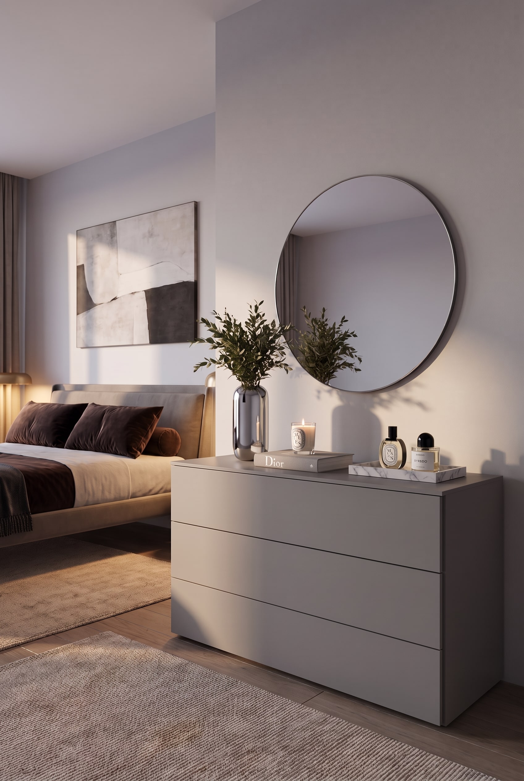 Frontalansicht einer matten Design-Kommode im Schlafzimmer mit darüberhängendem Rundspiegel und warmem Licht.