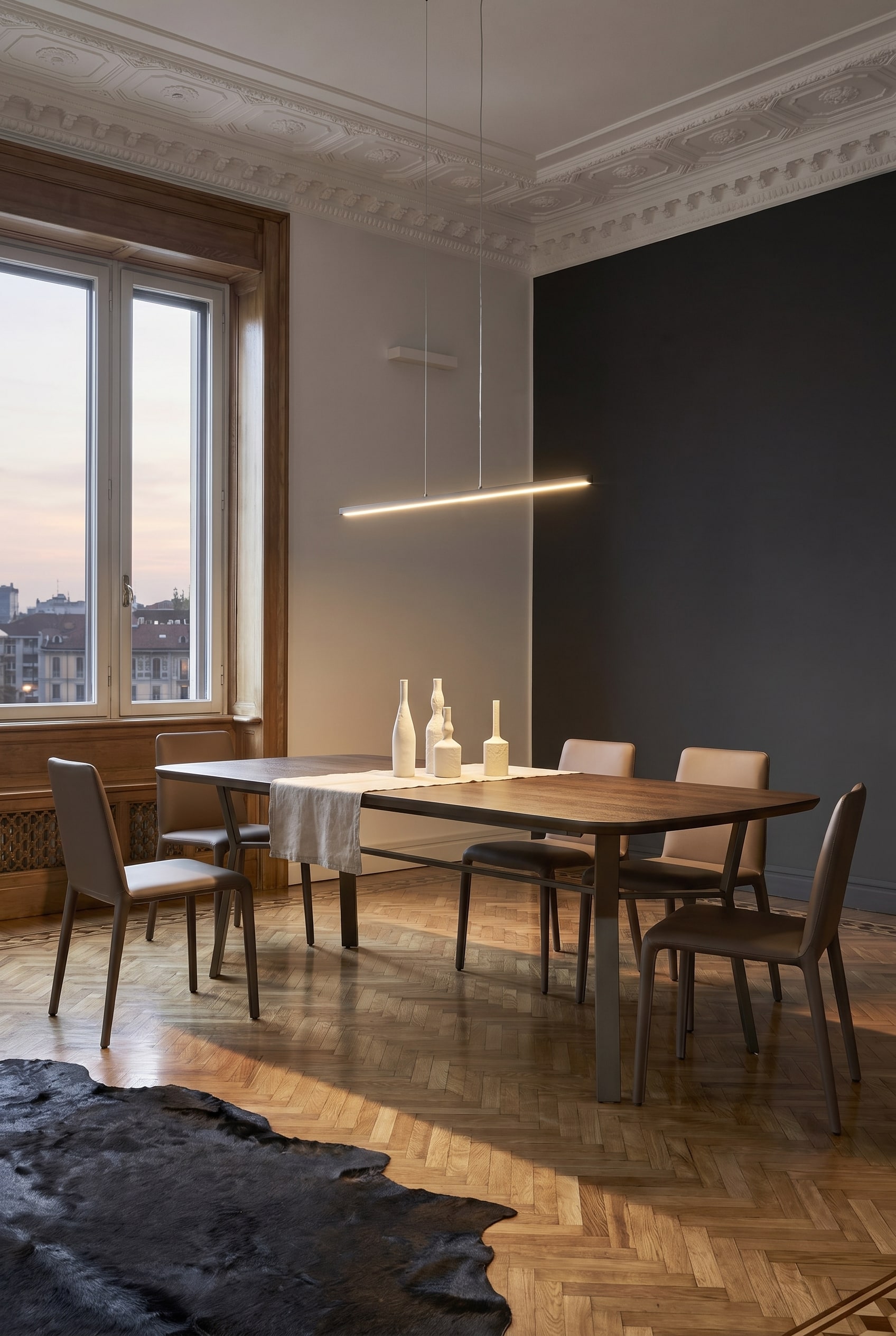 Esszimmer im Industrie-Chic mit geradlinigem Esstisch, markantem dunklen Metallgestell und minimalistischen St&uuml;hlen