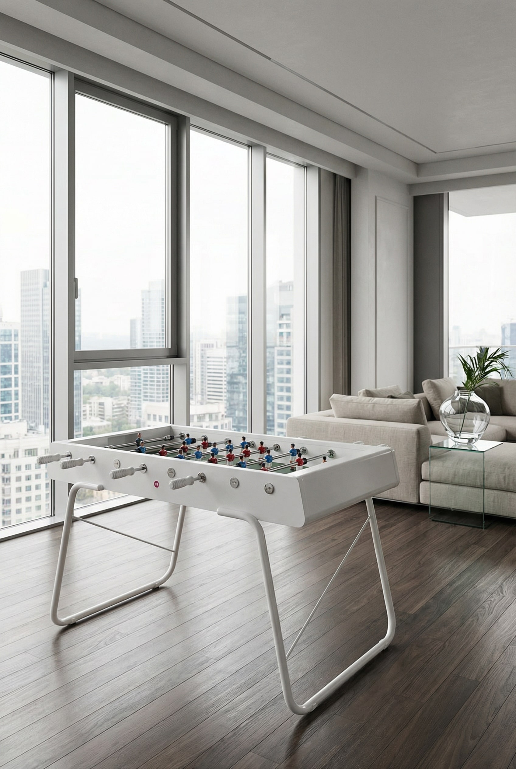 Moderner, monochrom lackierter Tischkicker aus Stahl in einem lichtdurchfluteten, farblich abgestimmten Designer-Loft. Moderner, monochrom lackierter Tischkicker aus Stahl in einem lichtdurchfluteten, farblich abgestimmten Designer-Loft.