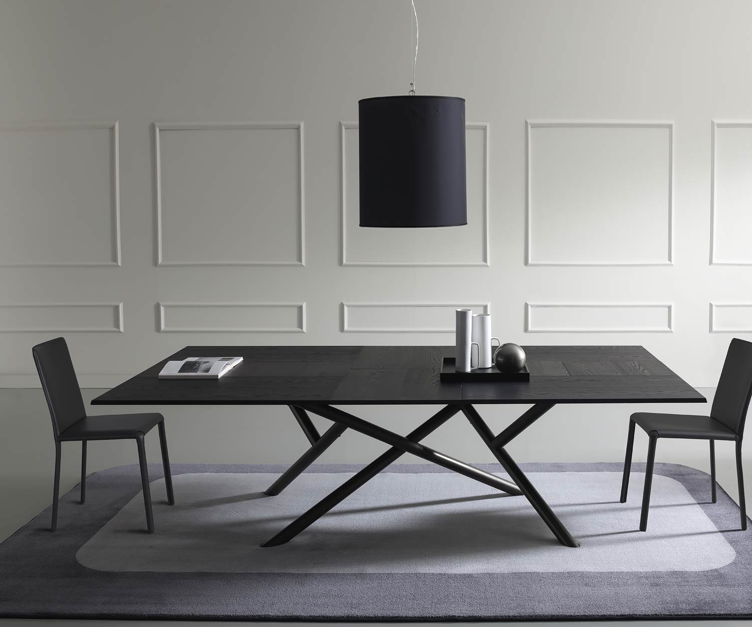 Table de salle à manger design plateau noir plaqué chêne carbone groupé dans la salle à manger